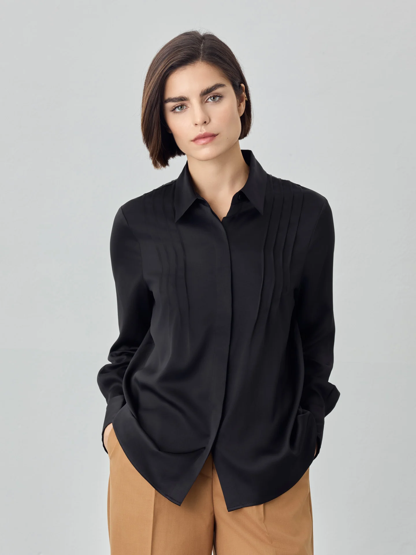Blusa com detalhes de pregas em tecido de cetim - Image 5
