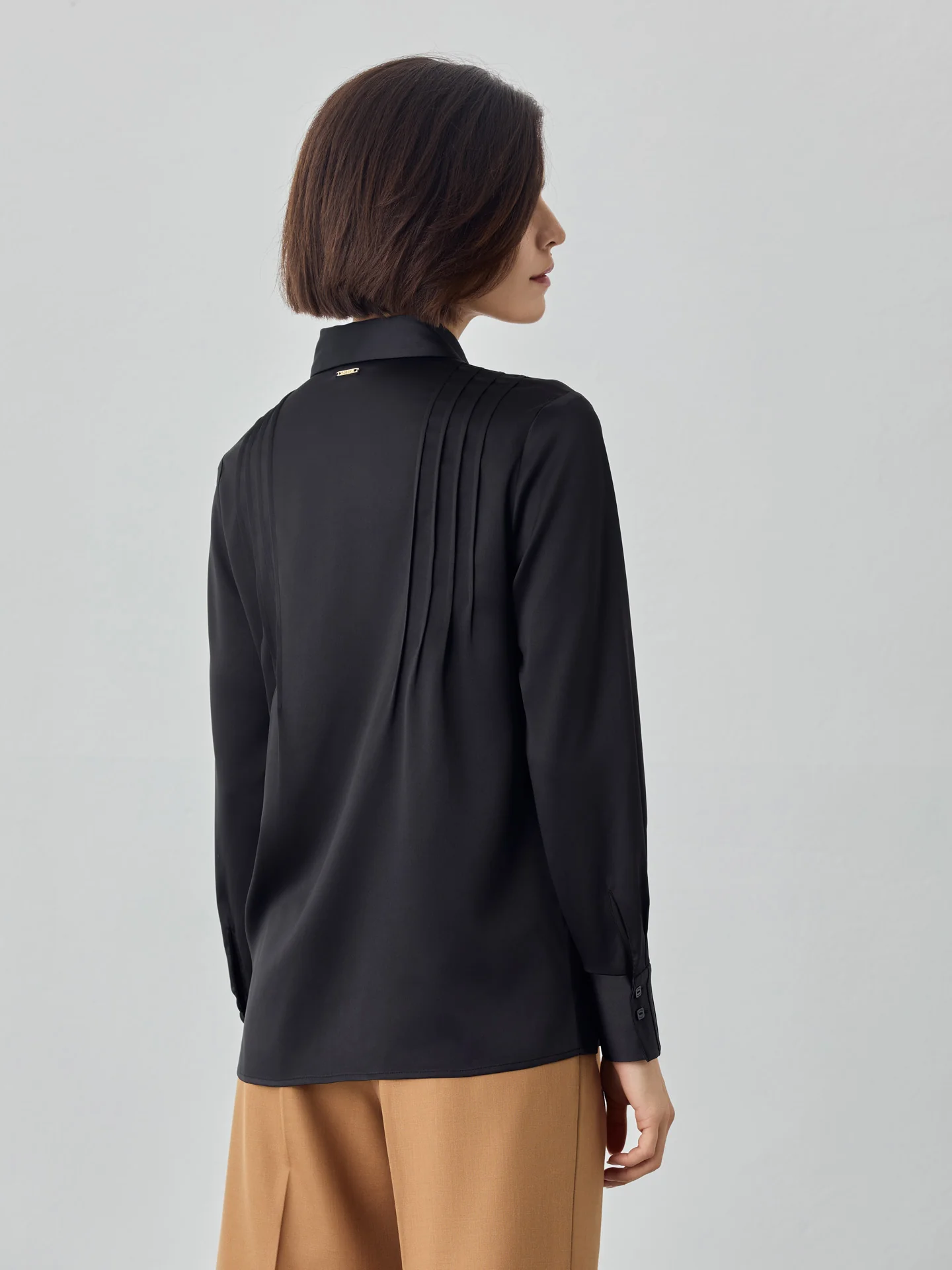 Blusa com detalhes de pregas em tecido de cetim - Image 6