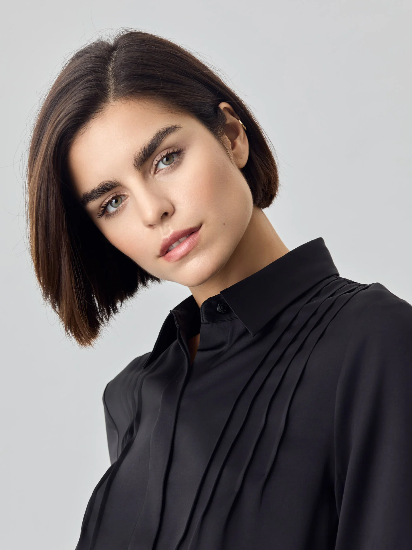 Blusa com detalhes de pregas em tecido de cetim - Image 7