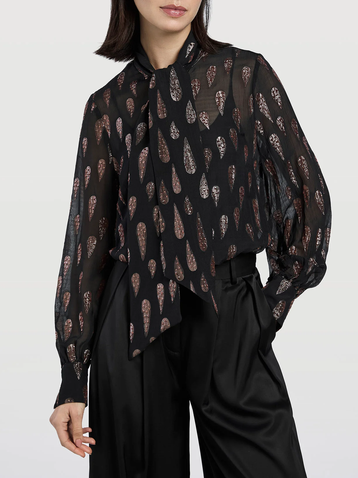 Blusa com gola de amarrar