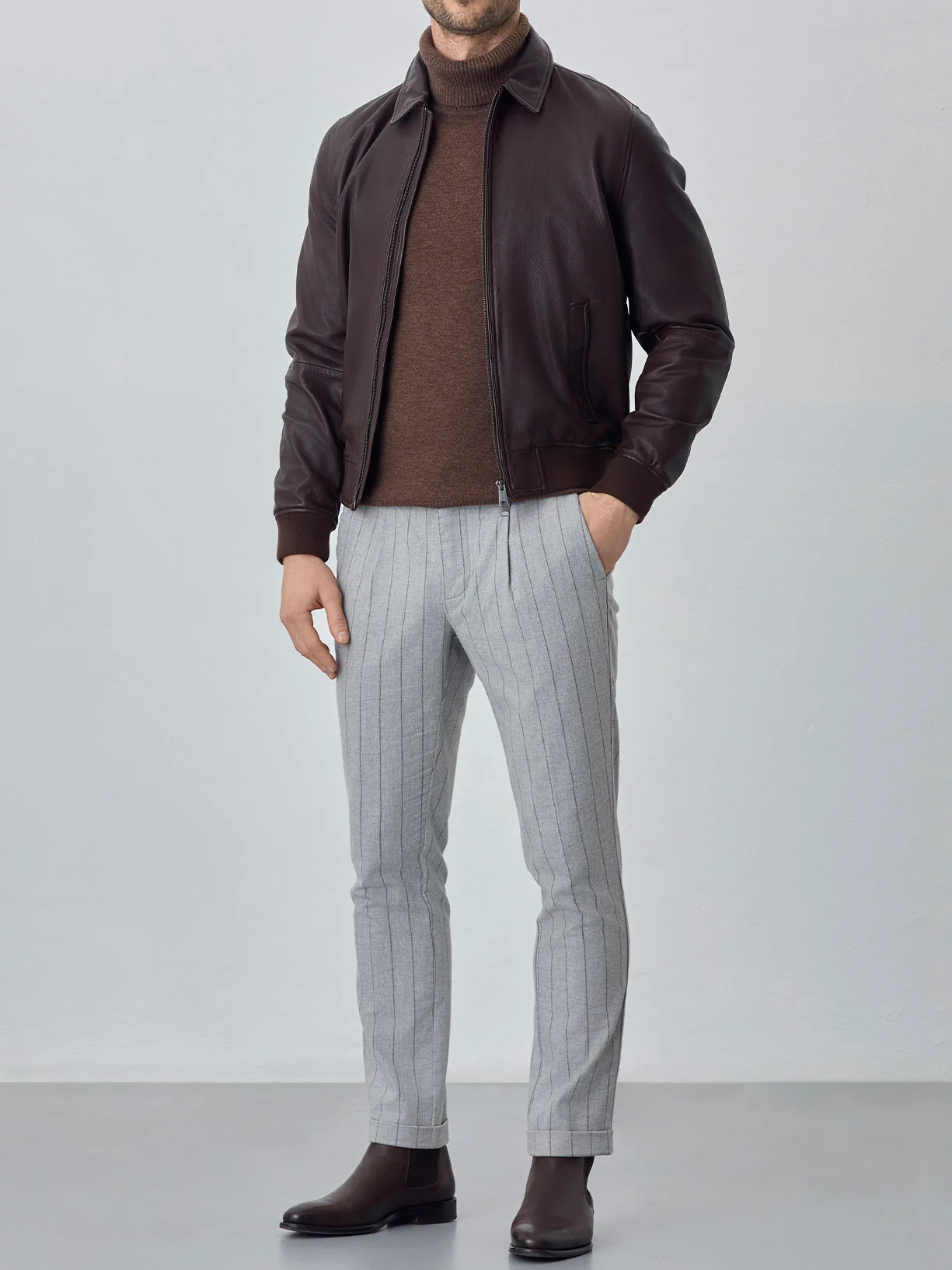 Calças chino Jogger fit tecido risca de giz