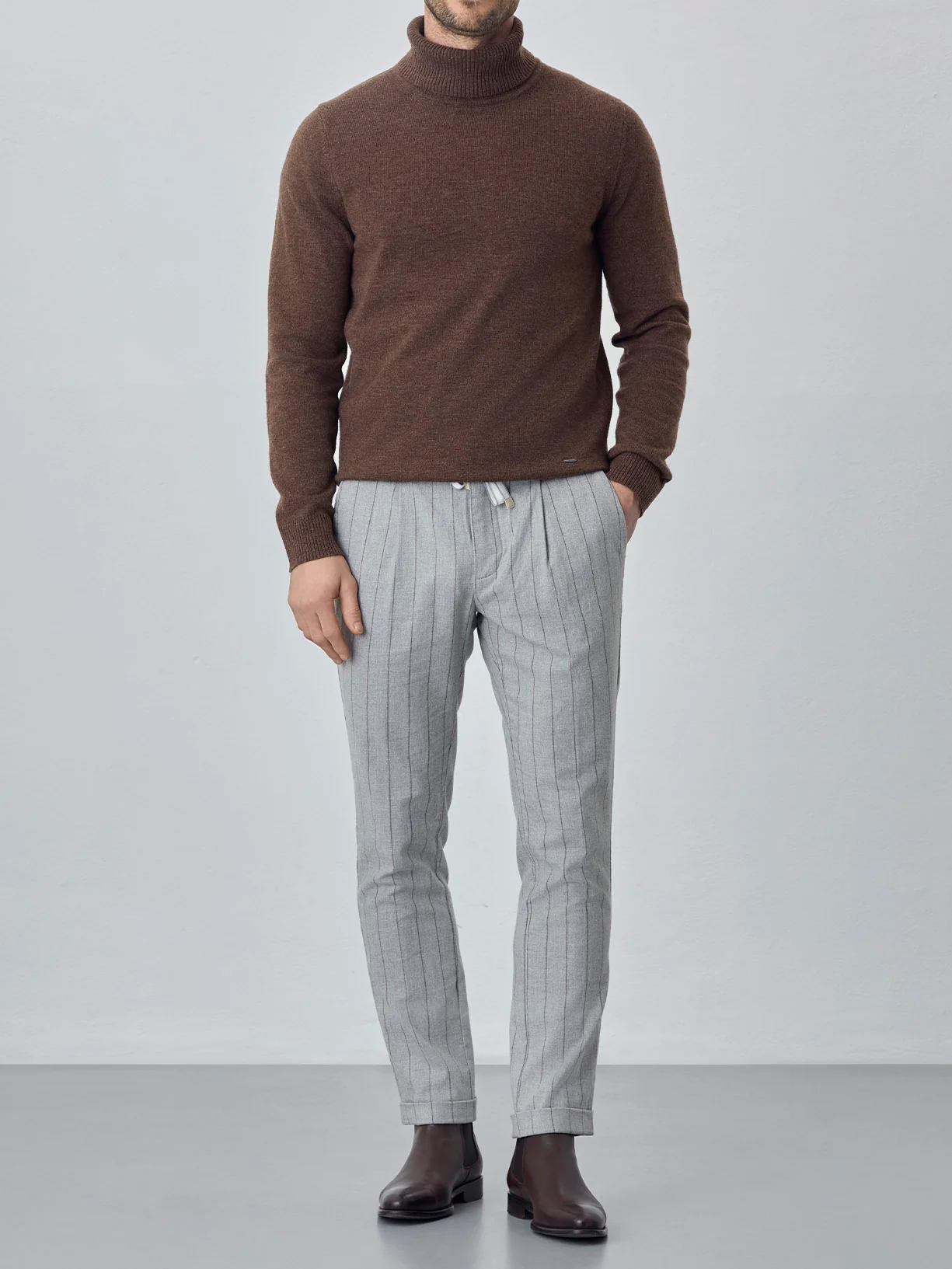Calças chino Jogger fit tecido risca de giz - Image 2