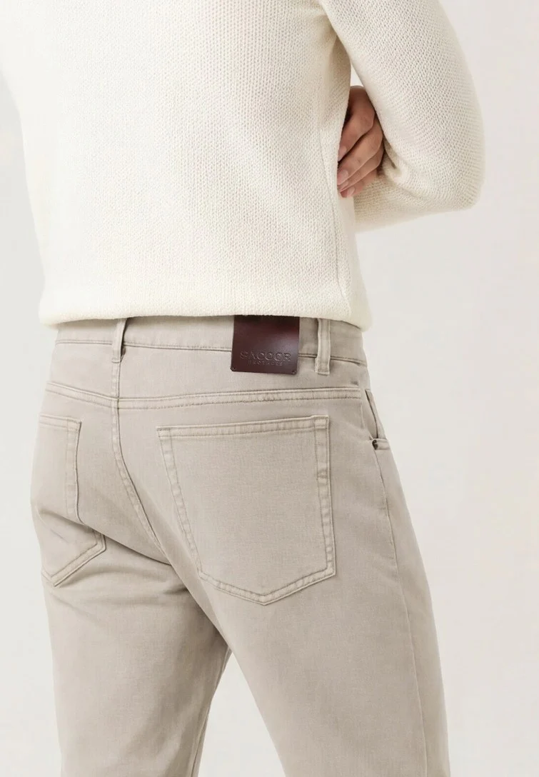 Calças Slim Fit Tingidas Em Pigmento Em Mistura De Tencel, Algodão E Elastano - Image 14