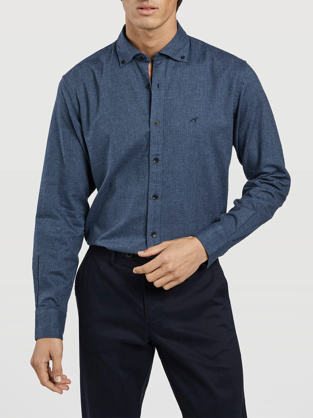 Camisa casual slim fit em tecido espinha