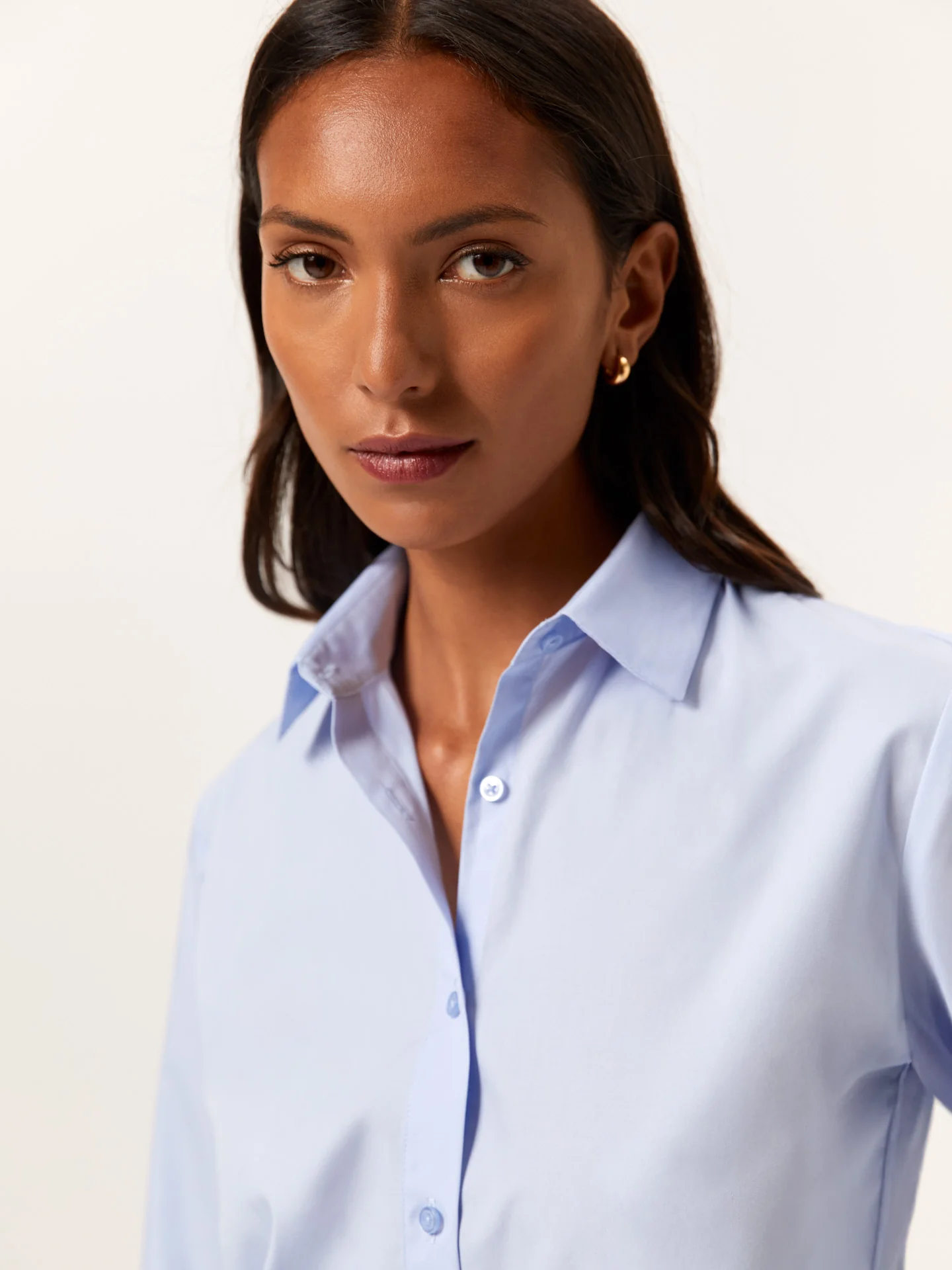 Camisa com colarinho aberto slim fit K-easy em popeline lisa - Image 2