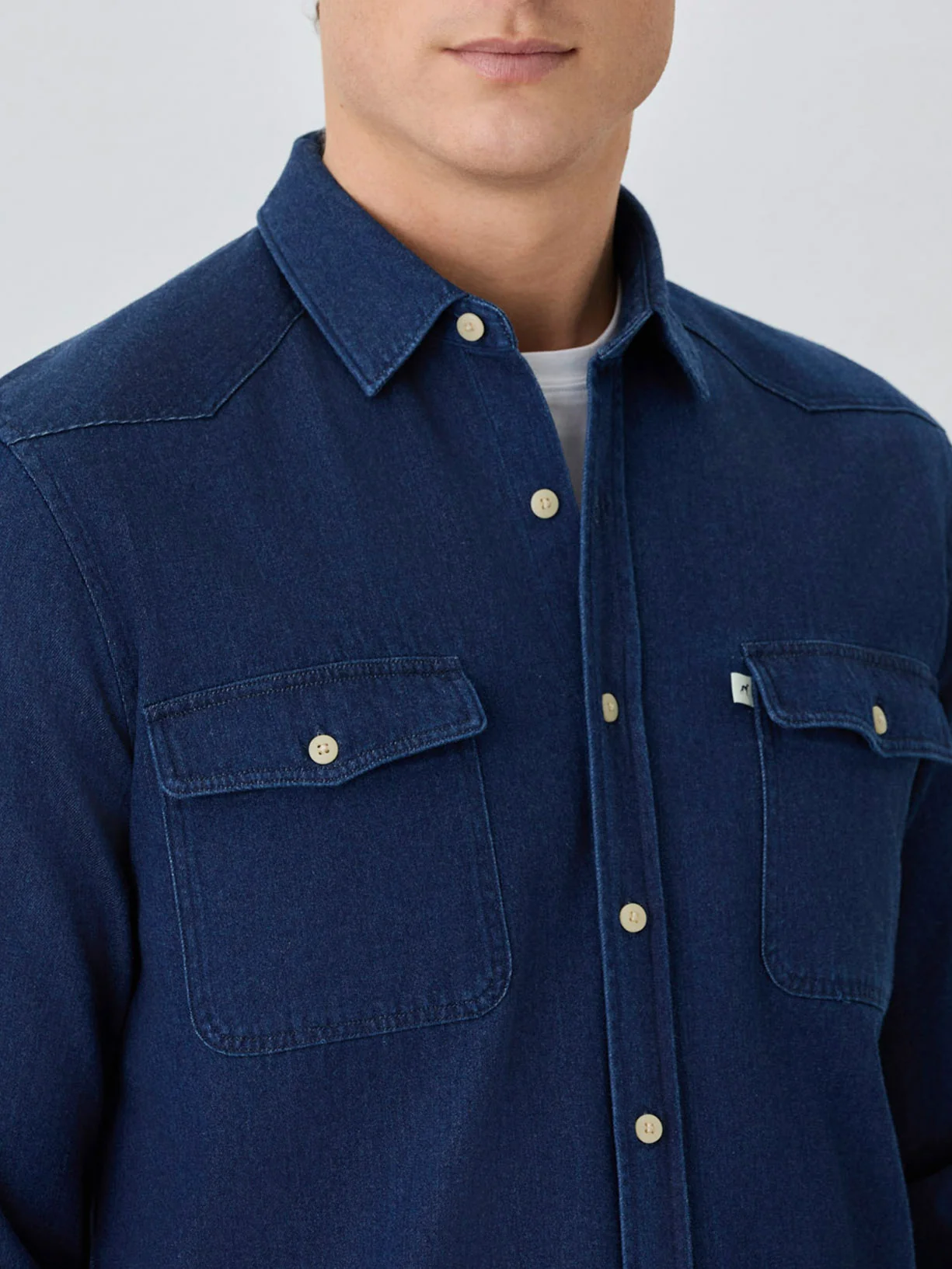 Camisa De Denim Relaxed Fit Com Bolsos De Chapa Em Algodão - Image 6
