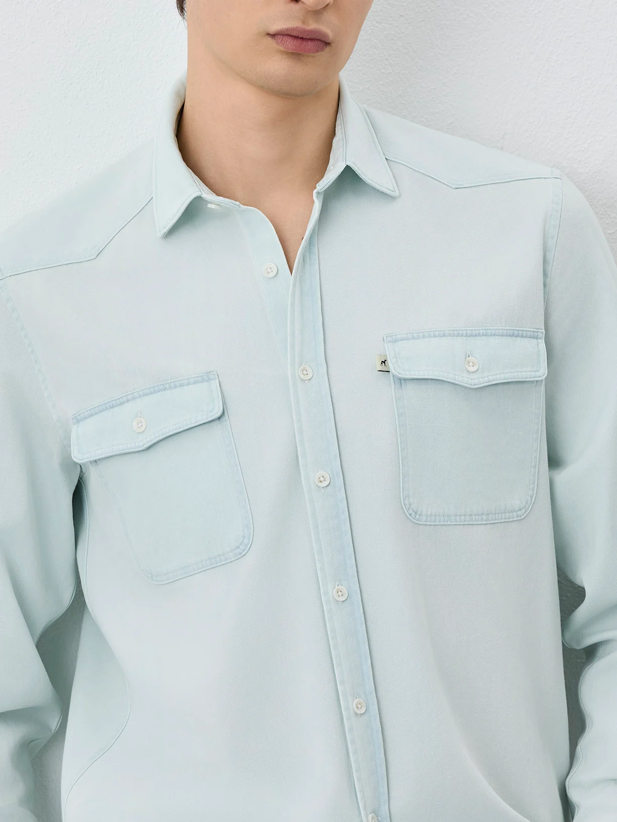 Camisa De Denim Relaxed Fit Com Bolsos De Chapa Em Algodão - Image 9