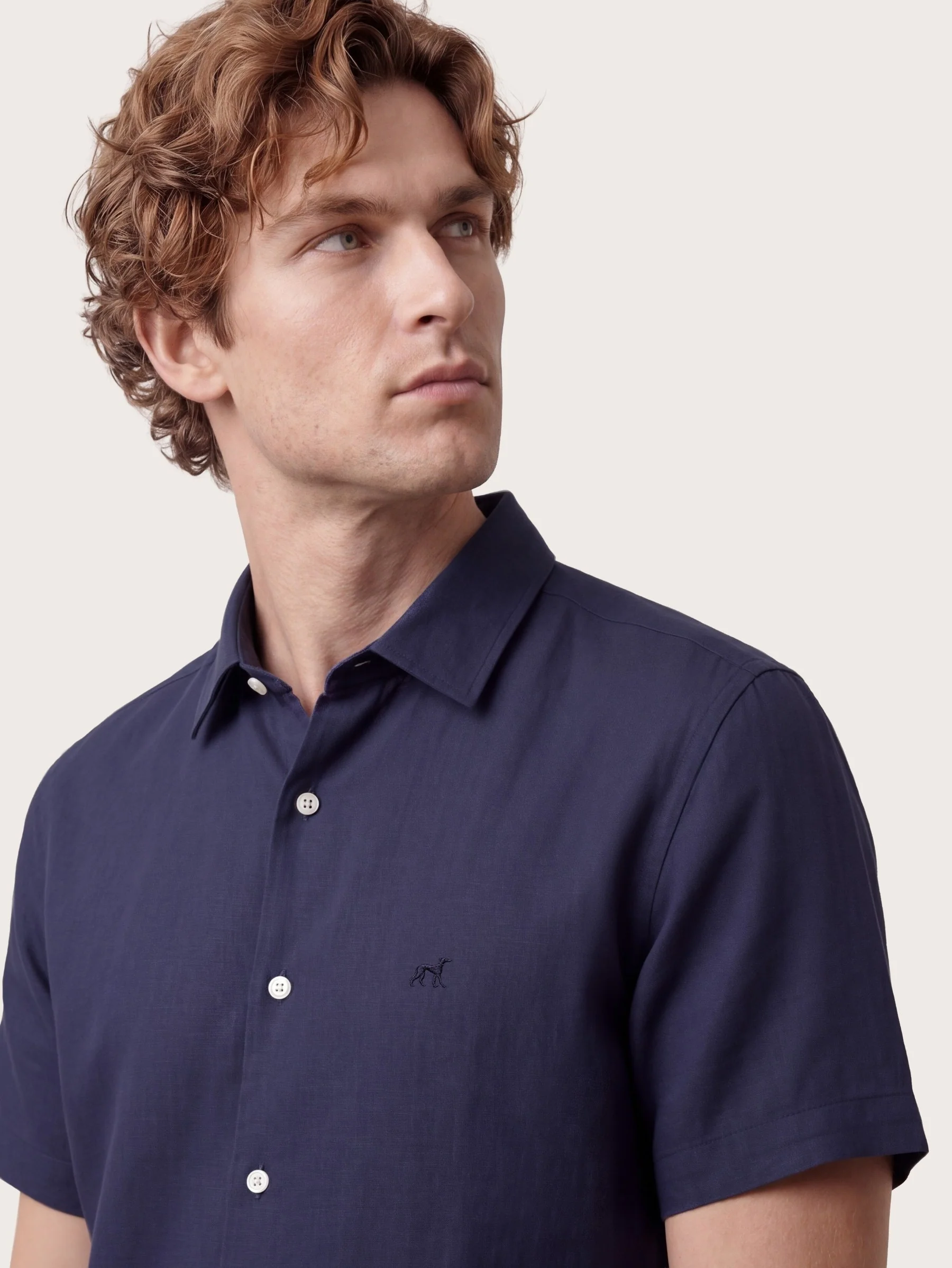 Camisa de manga curta, em puro linho, garment dyed com colarinho aberto, slim fit