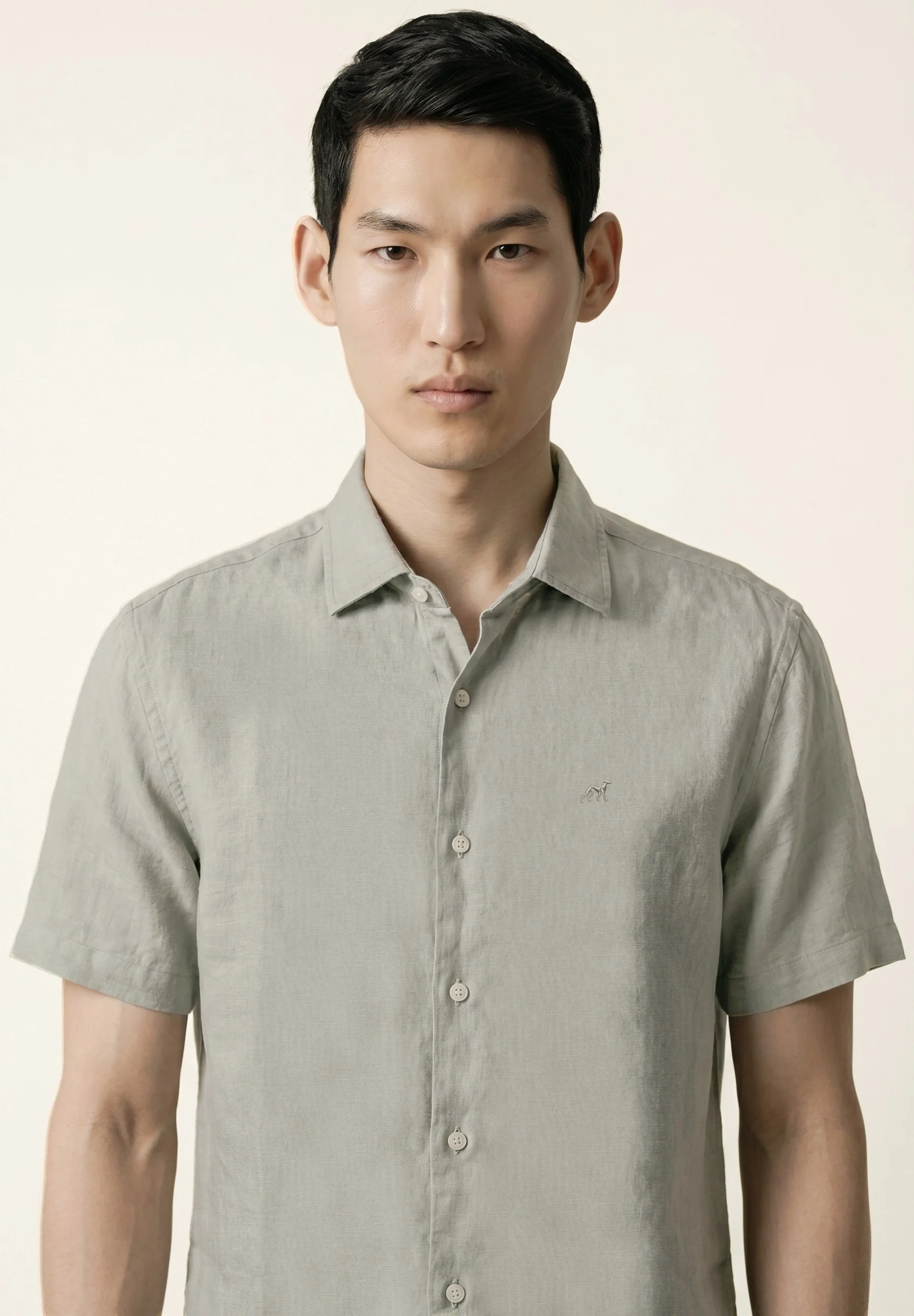 Camisa de manga curta, em puro linho, garment dyed com colarinho aberto, slim fit - Image 3