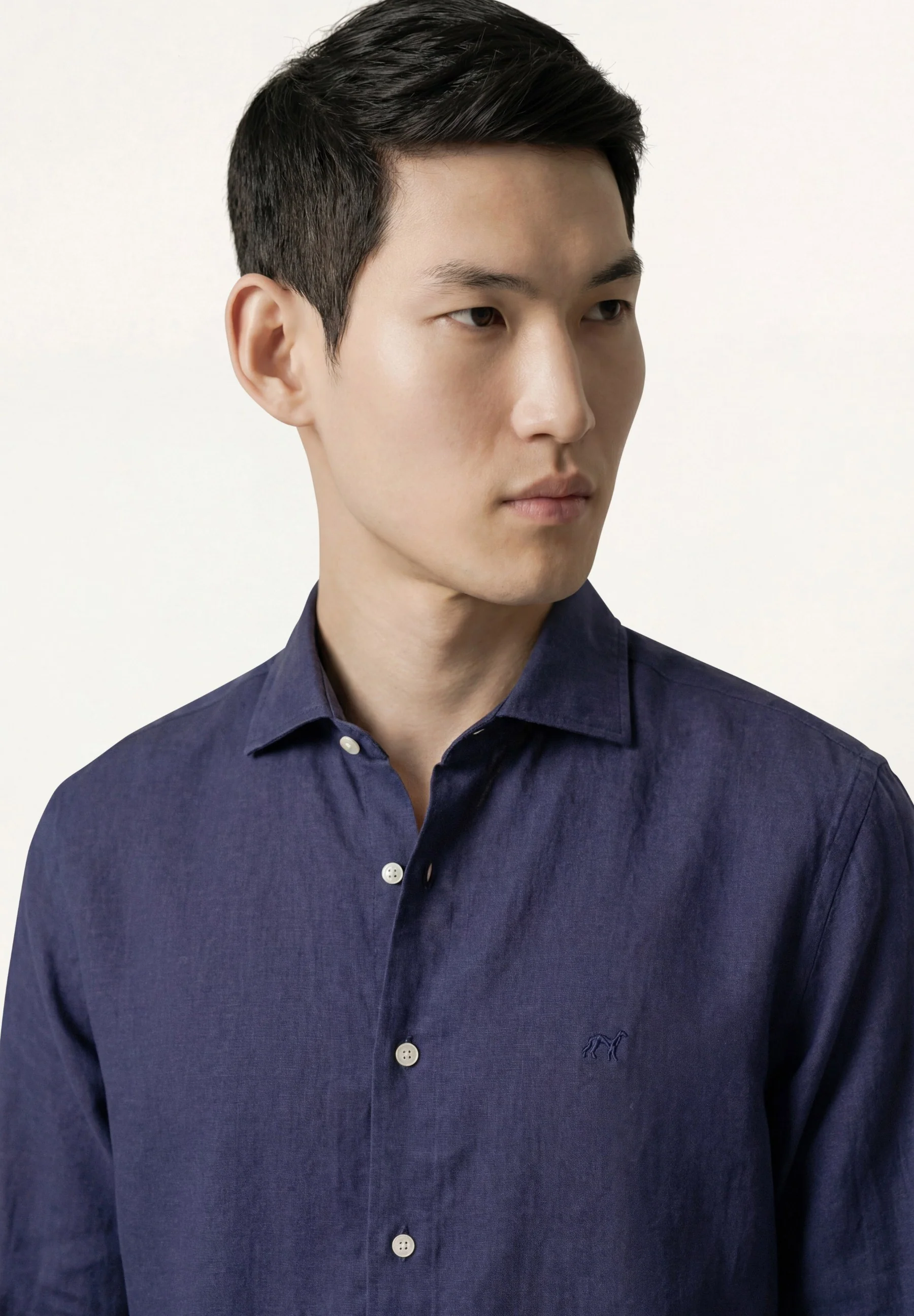 Camisa em algodão e linho, garment dyed, colarinho aberto, slim fit - Image 15