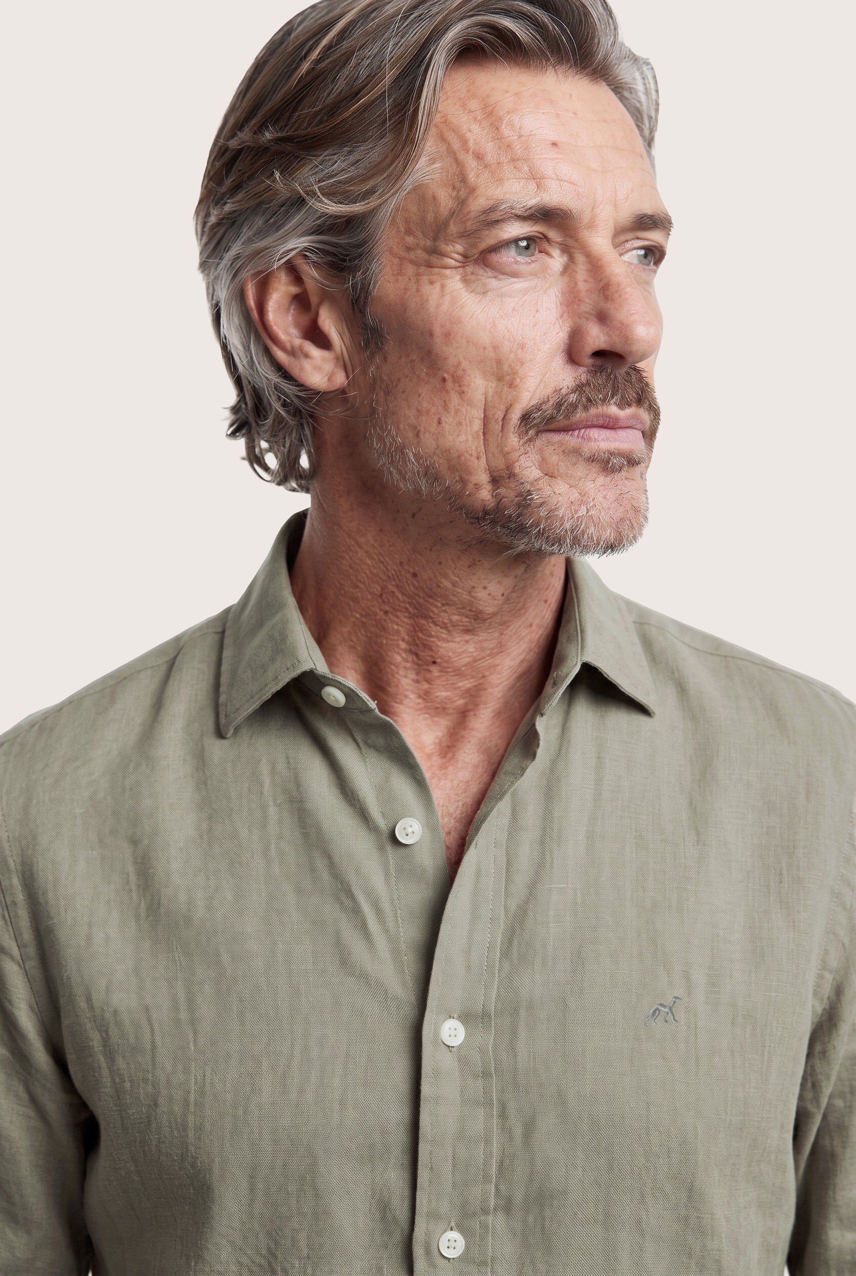 Camisa em algodão e linho, garment dyed, colarinho aberto, slim fit - Image 19