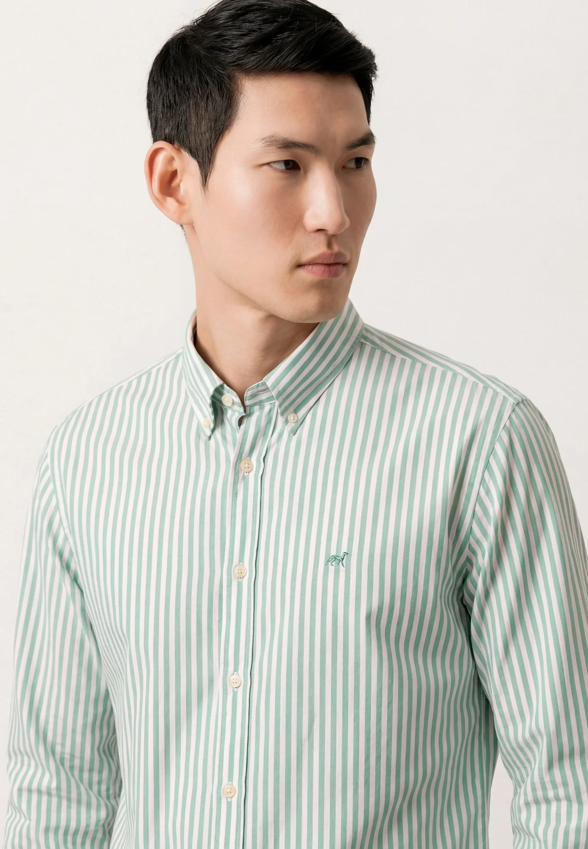 Camisa popleline às riscas com colarinho abotoado, slim fit