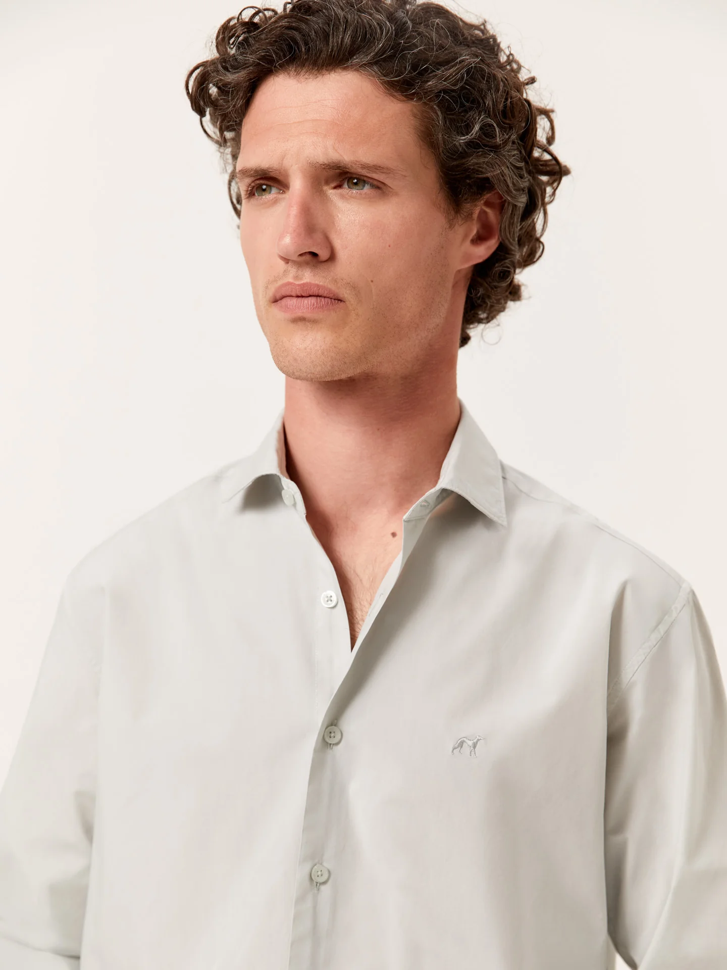 Camisa regular fit em popeline Overdye com colarinho aberto