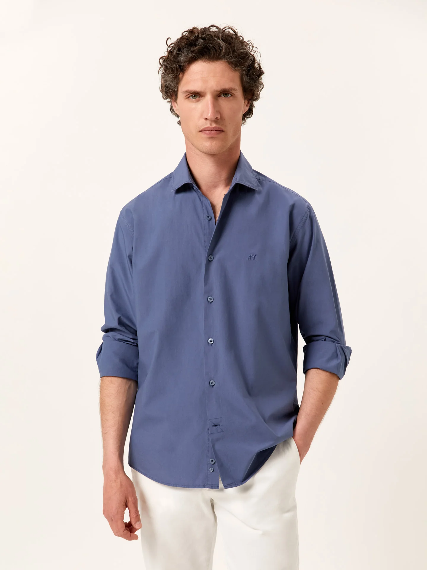 Camisa regular fit em popeline Overdye com colarinho aberto - Image 10