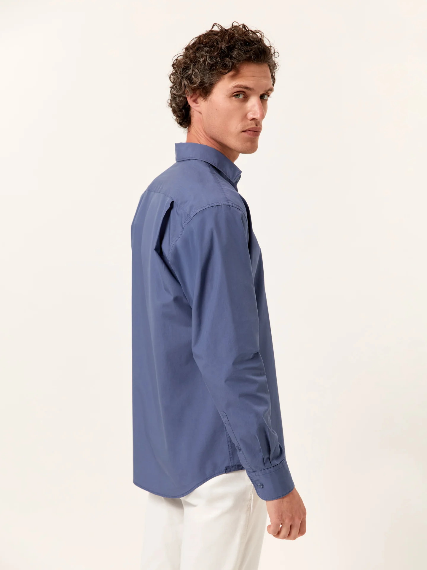 Camisa regular fit em popeline Overdye com colarinho aberto - Image 11