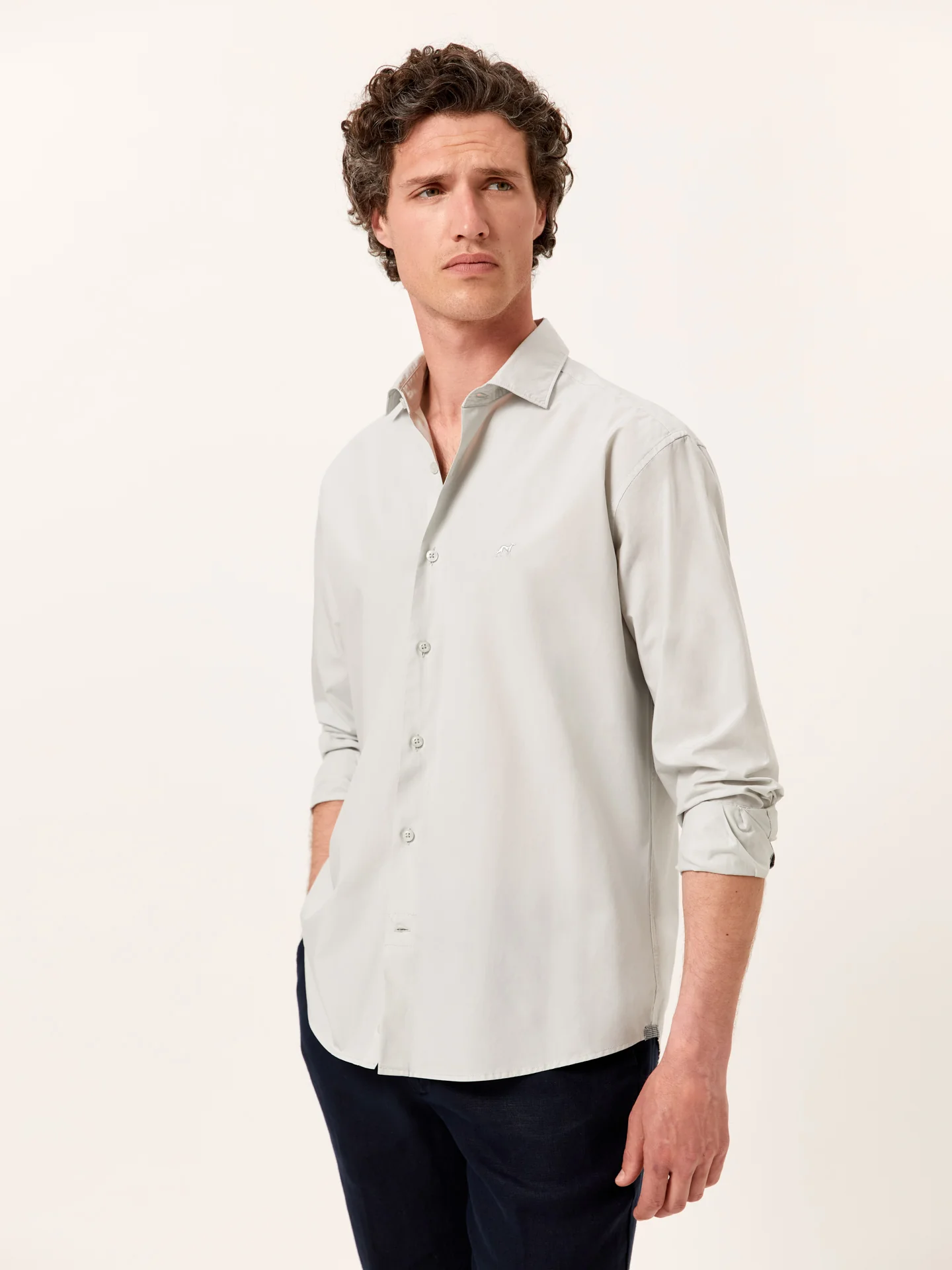 Camisa regular fit em popeline Overdye com colarinho aberto - Image 2