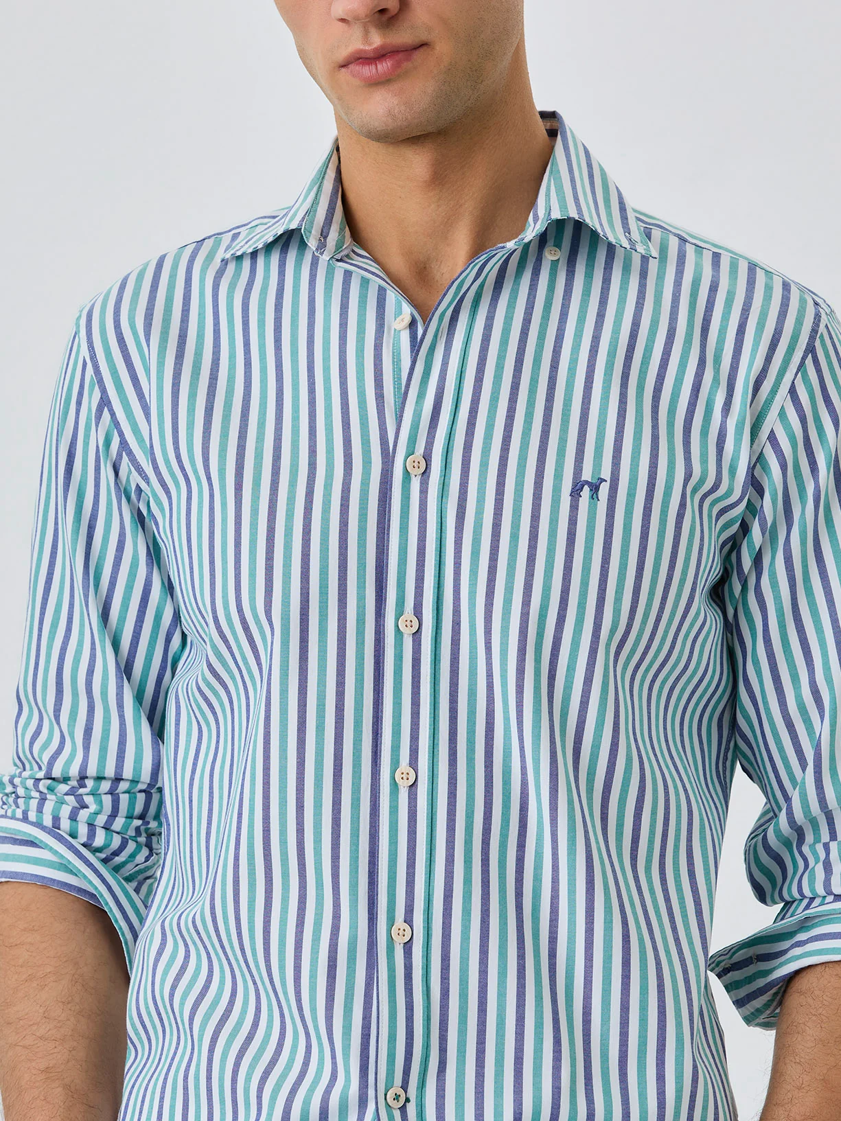 Camisa Slim Fit Com Colarinho Aberto Em Algodão BCI Com Riscas