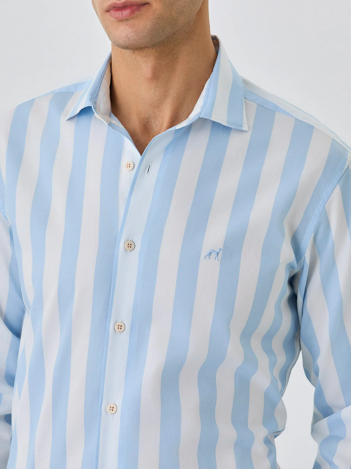 Camisa Slim Fit Com Colarinho Aberto Em Algodão BCI Com Riscas - Image 2
