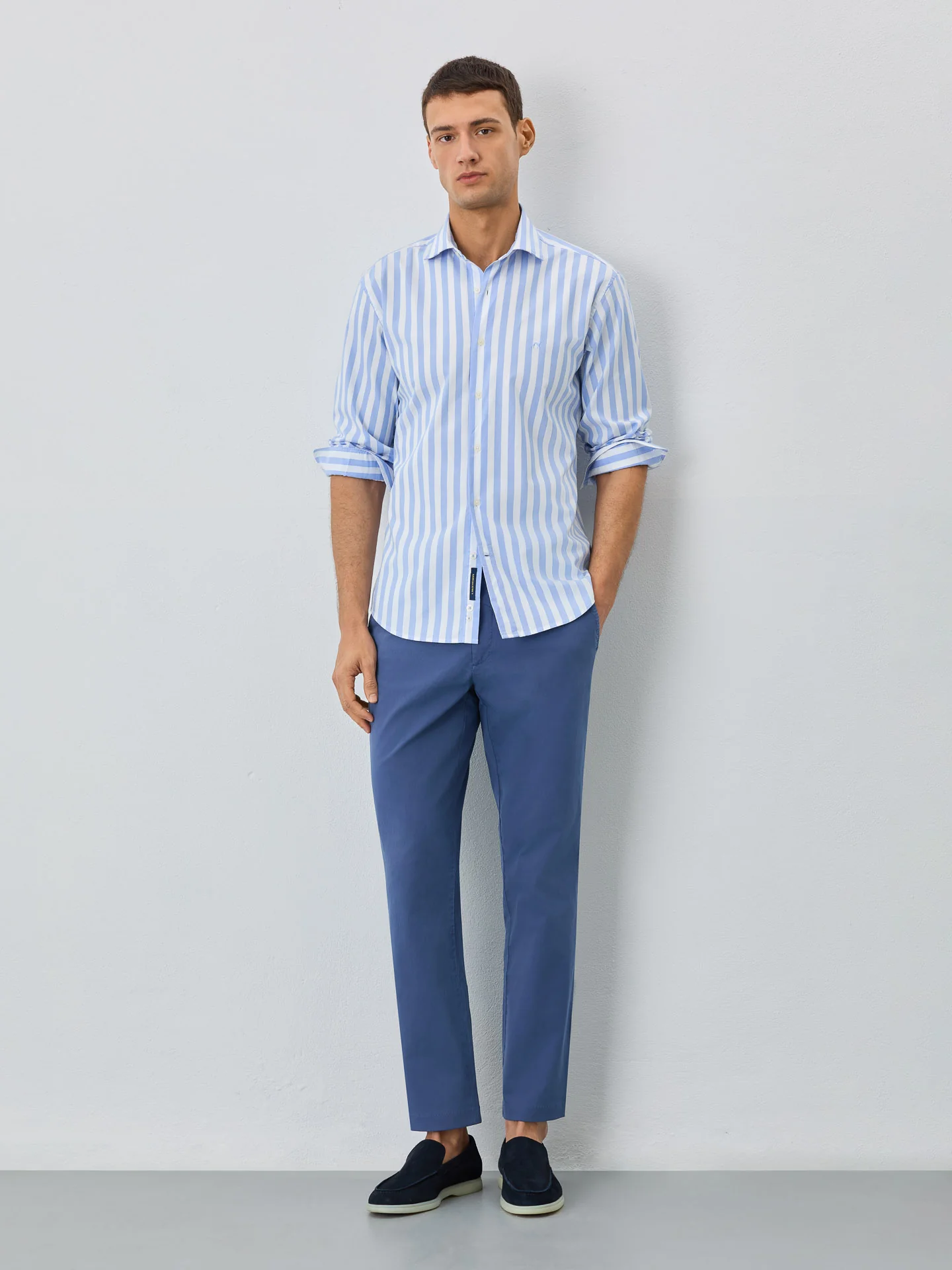 Camisa Slim Fit Com Colarinho Aberto Em Algodão BCI Com Riscas