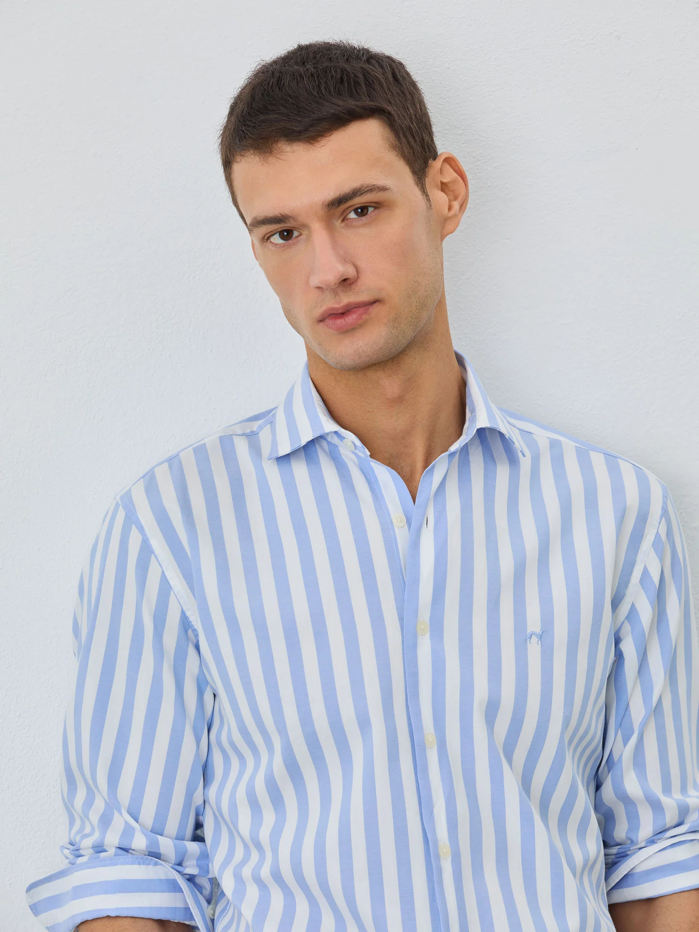 Camisa Slim Fit Com Colarinho Aberto Em Algodão BCI Com Riscas - Image 2