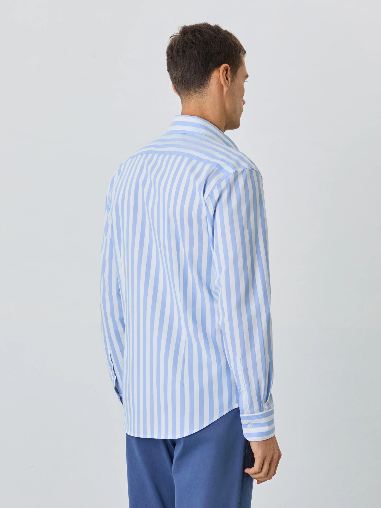 Camisa Slim Fit Com Colarinho Aberto Em Algodão BCI Com Riscas - Image 3
