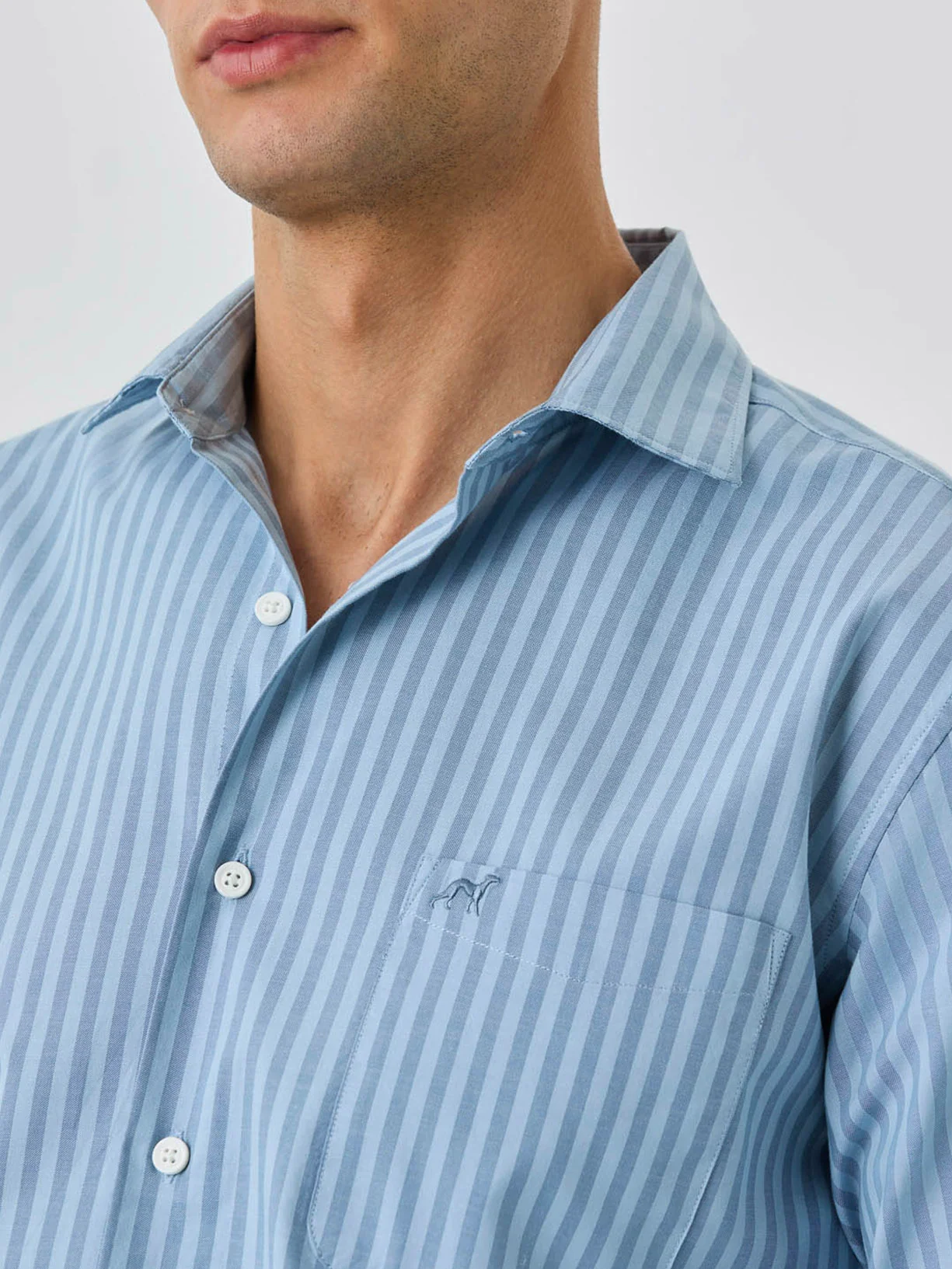 Camisa Slim Fit Com Colarinho Aberto Em Algodão BCI Com Riscas - Image 2