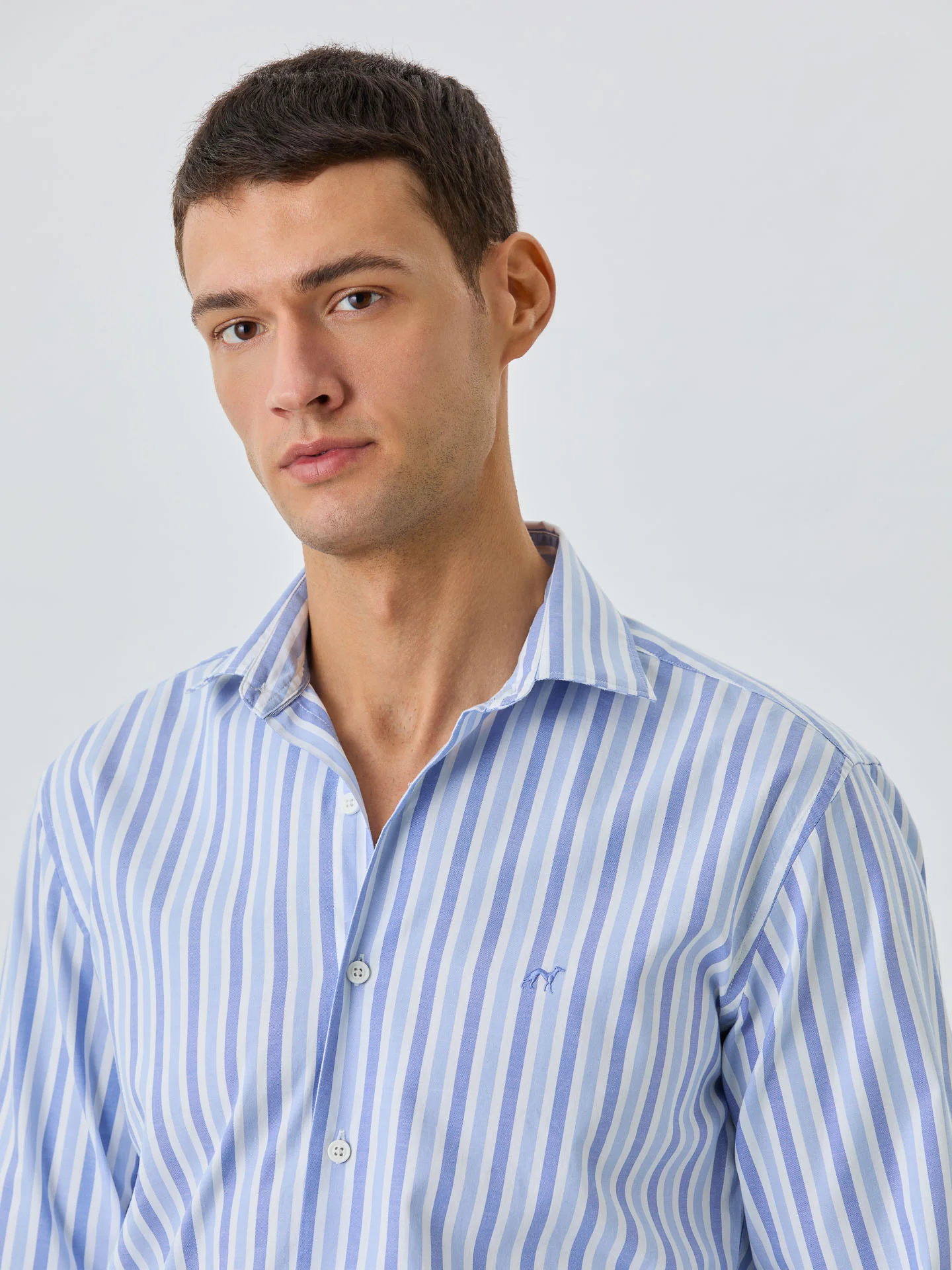 Camisa Slim Fit Com Colarinho Aberto Em Algodão BCI Com Riscas