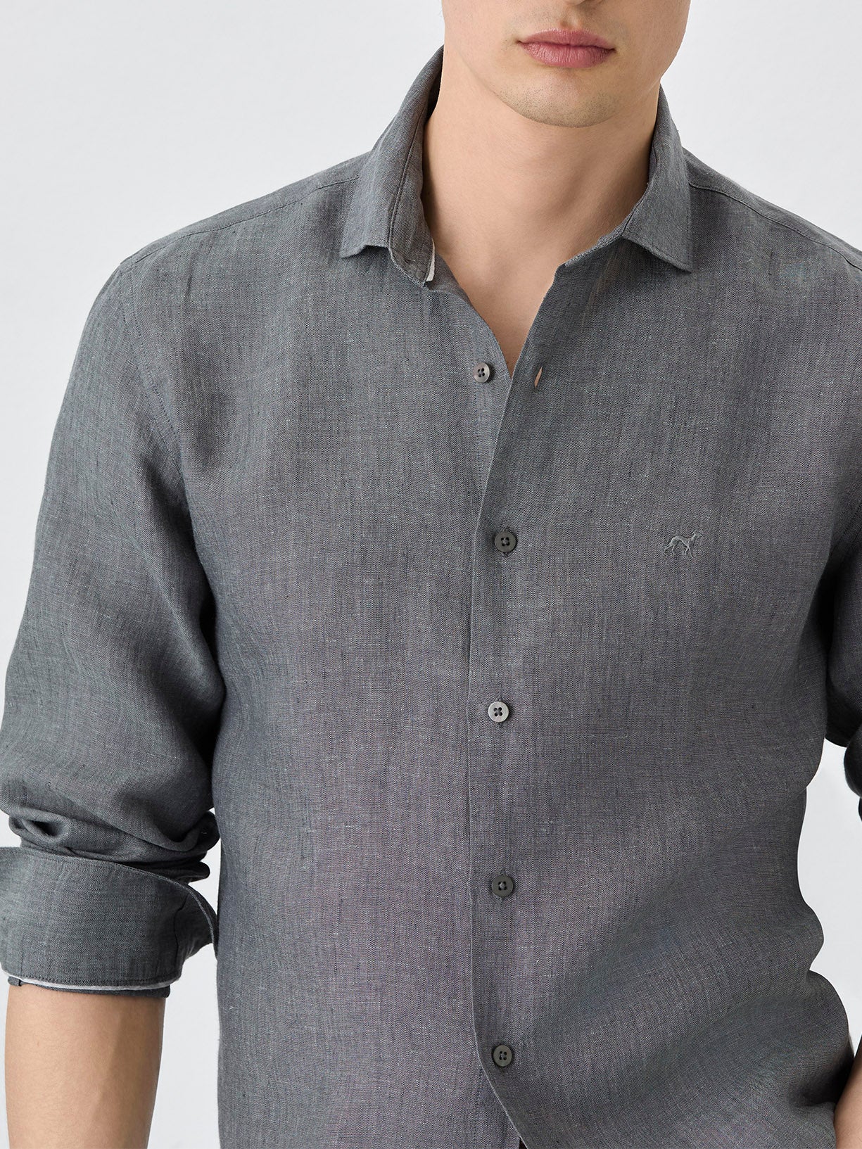 Camisa Slim Fit Com Colarinho Aberto Em Linho - Image 2