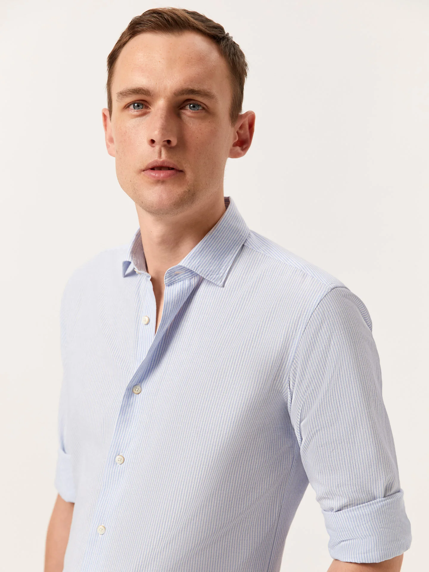 Camisa slim fit de algodão linho de riscas com colarinho aberto - Image 2