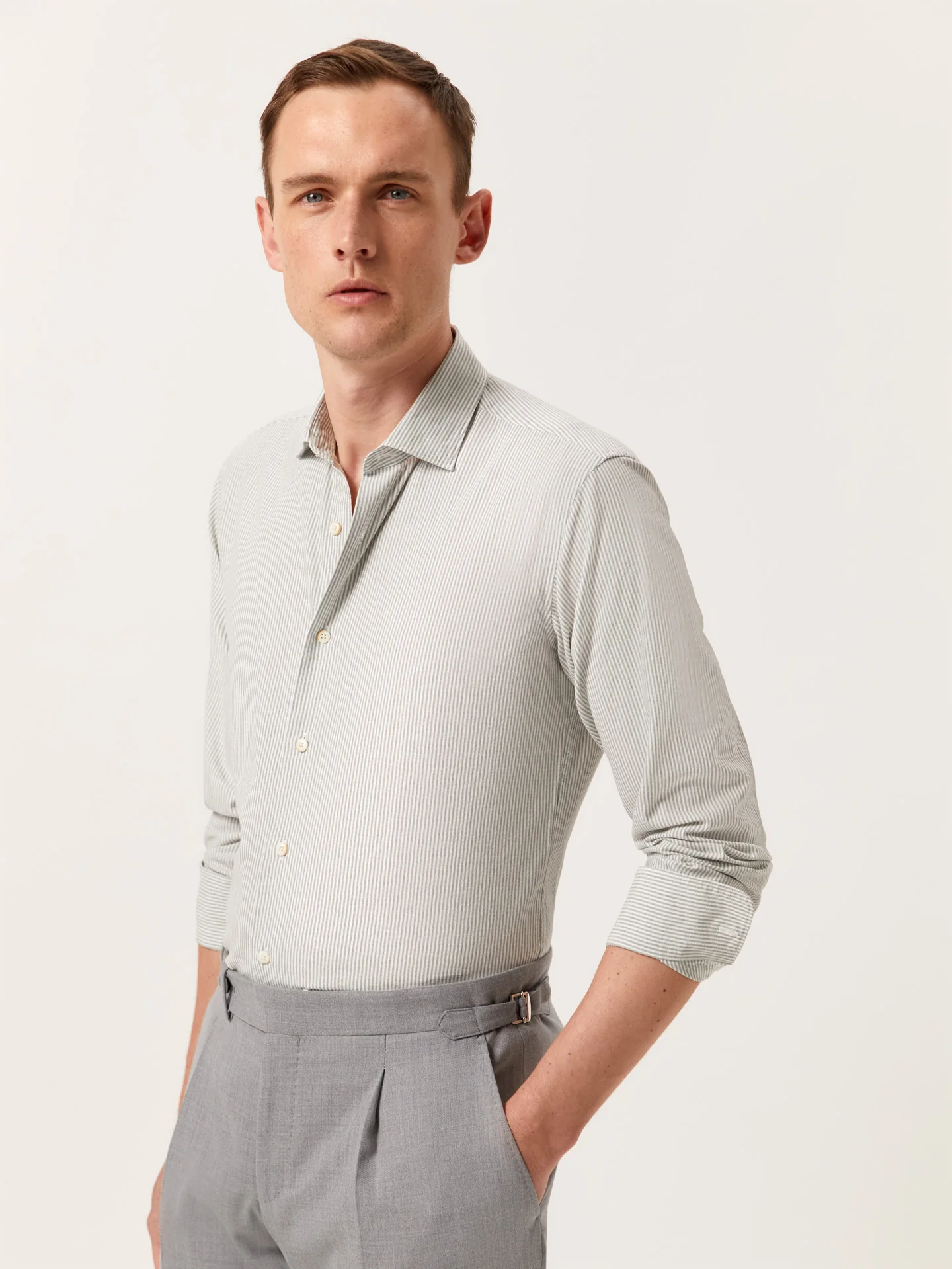 Camisa slim fit de algodão linho de riscas com colarinho aberto