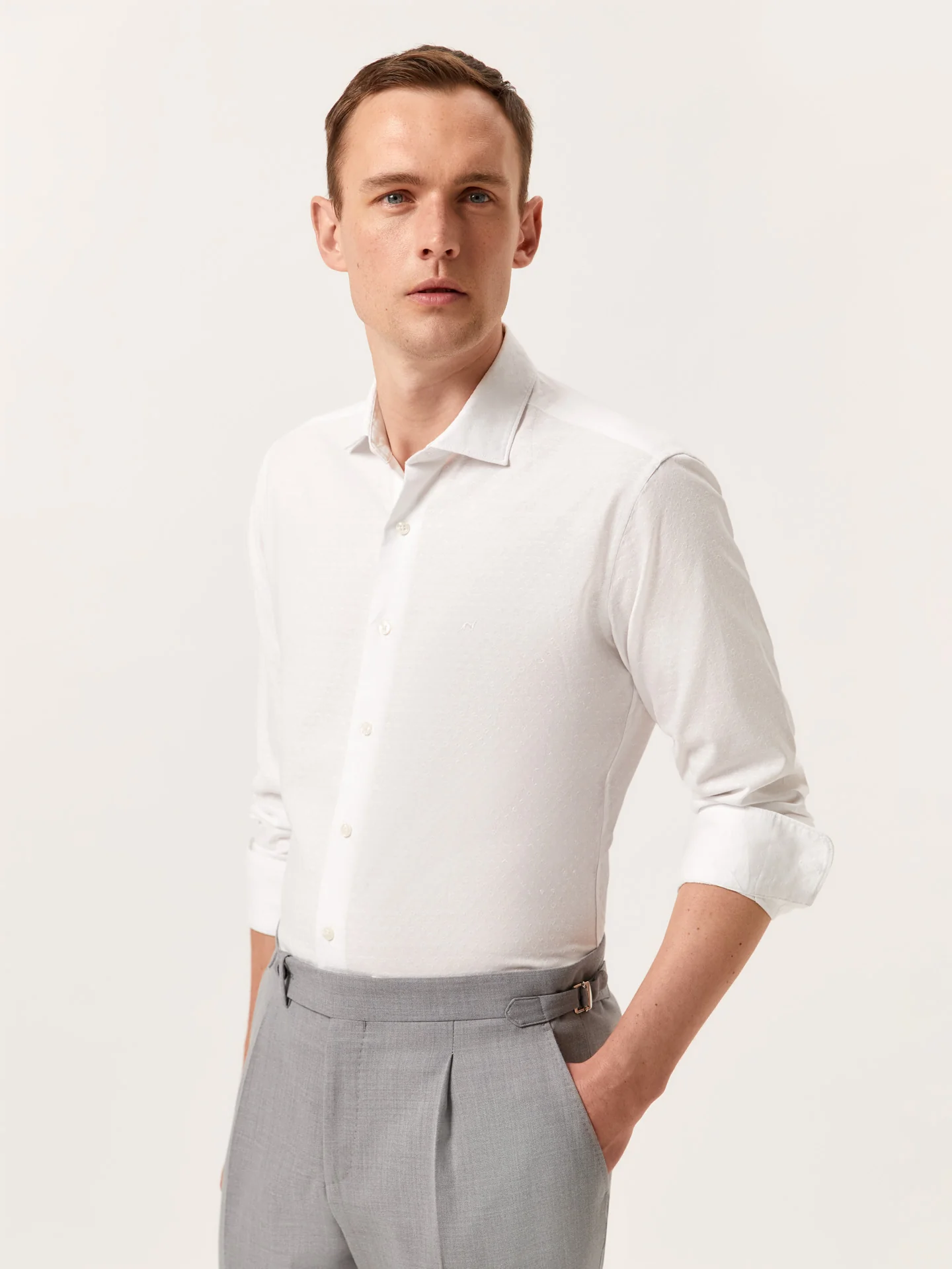 Camisa slim fit em algodão linho com padrão jacquard e colarinho aberto