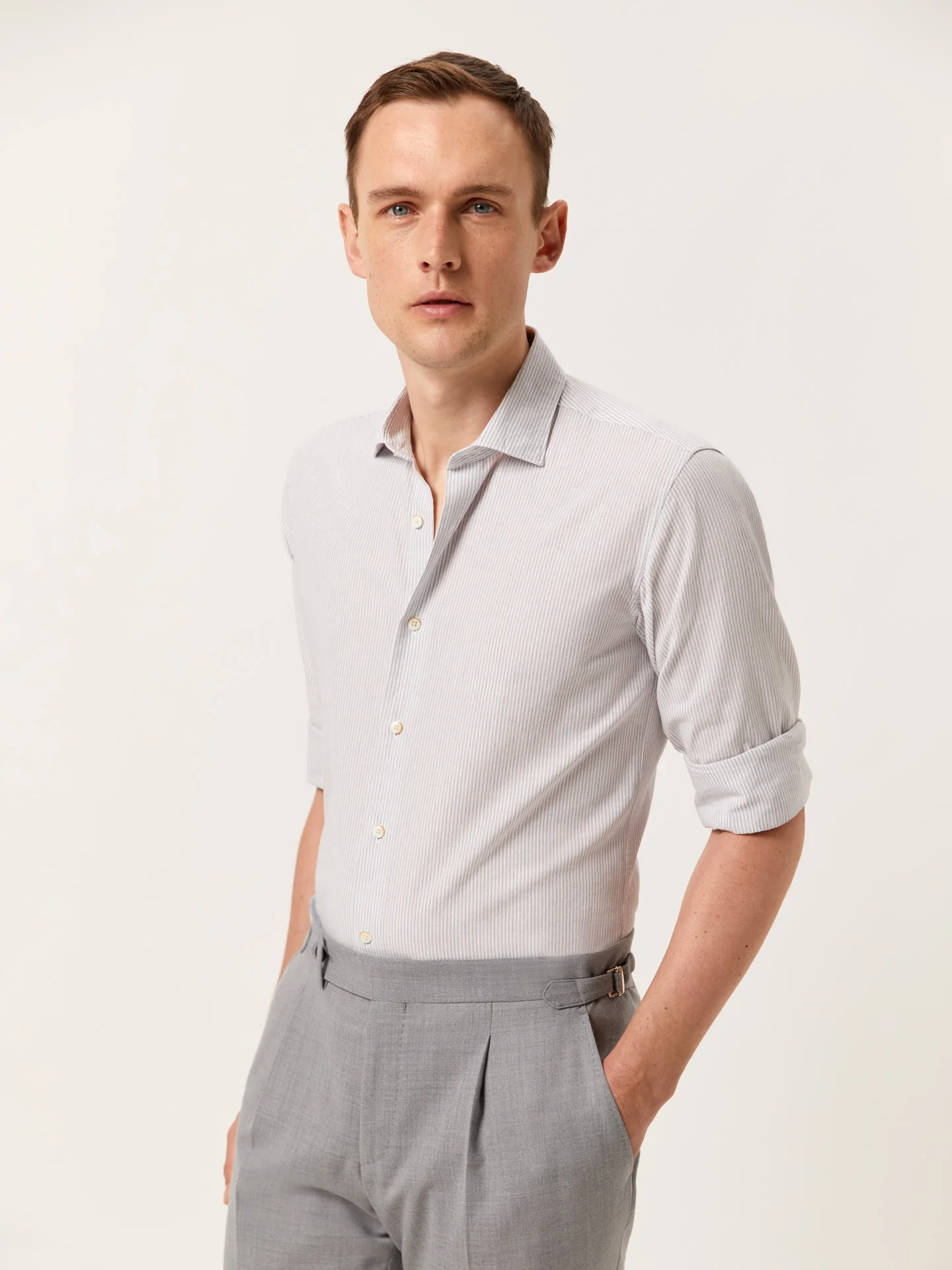 Camisa slim fit em algodão linho de riscas com colarinho aberto