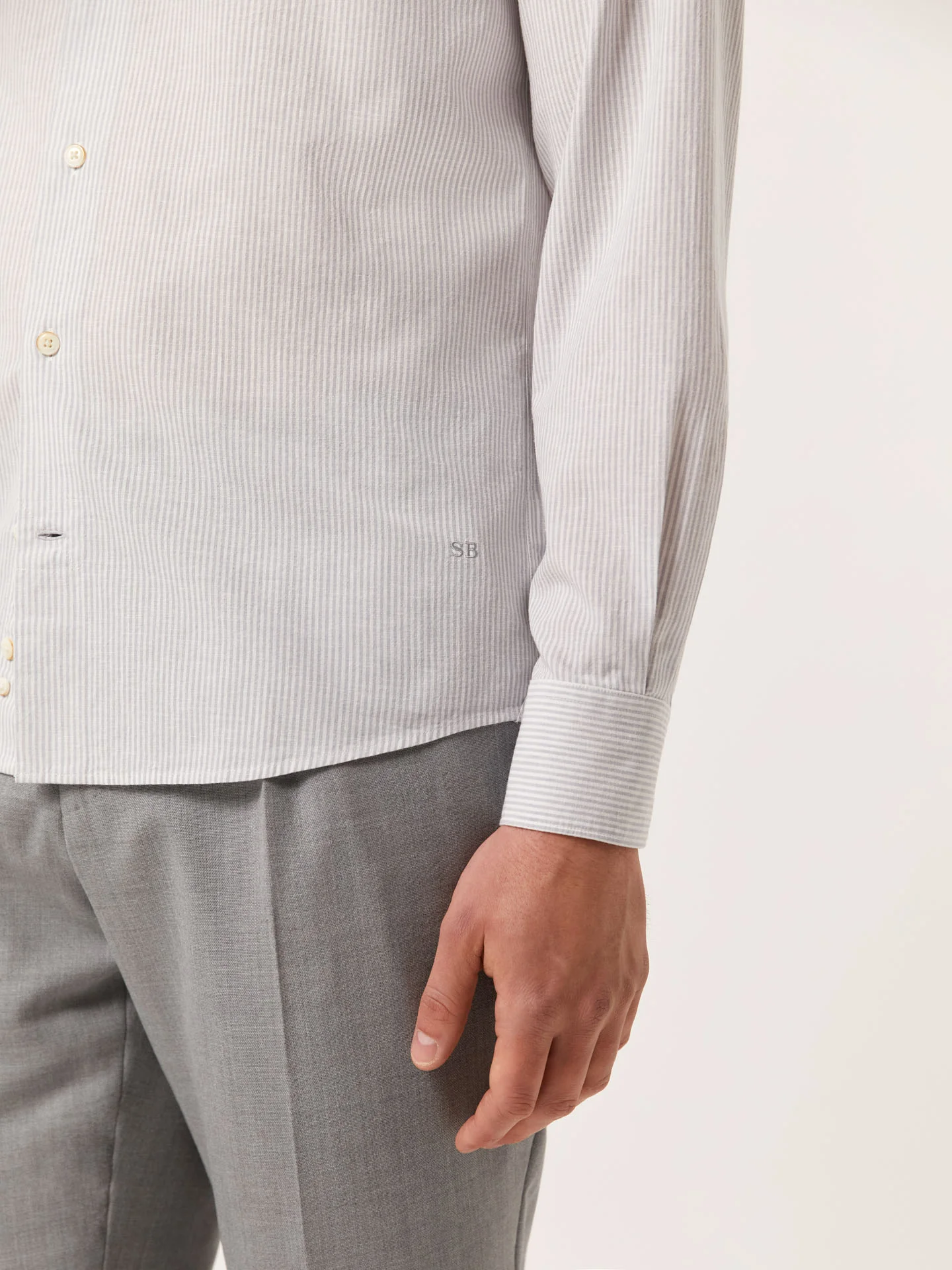 Camisa slim fit em algodão linho de riscas com colarinho aberto - Image 2