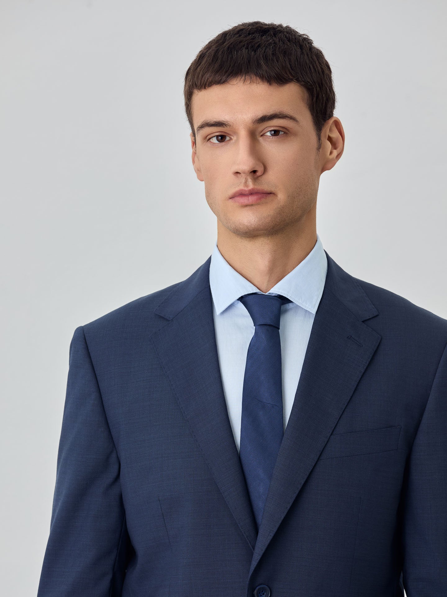 Camisa slim fit em cetim suave de riscas - Image 2