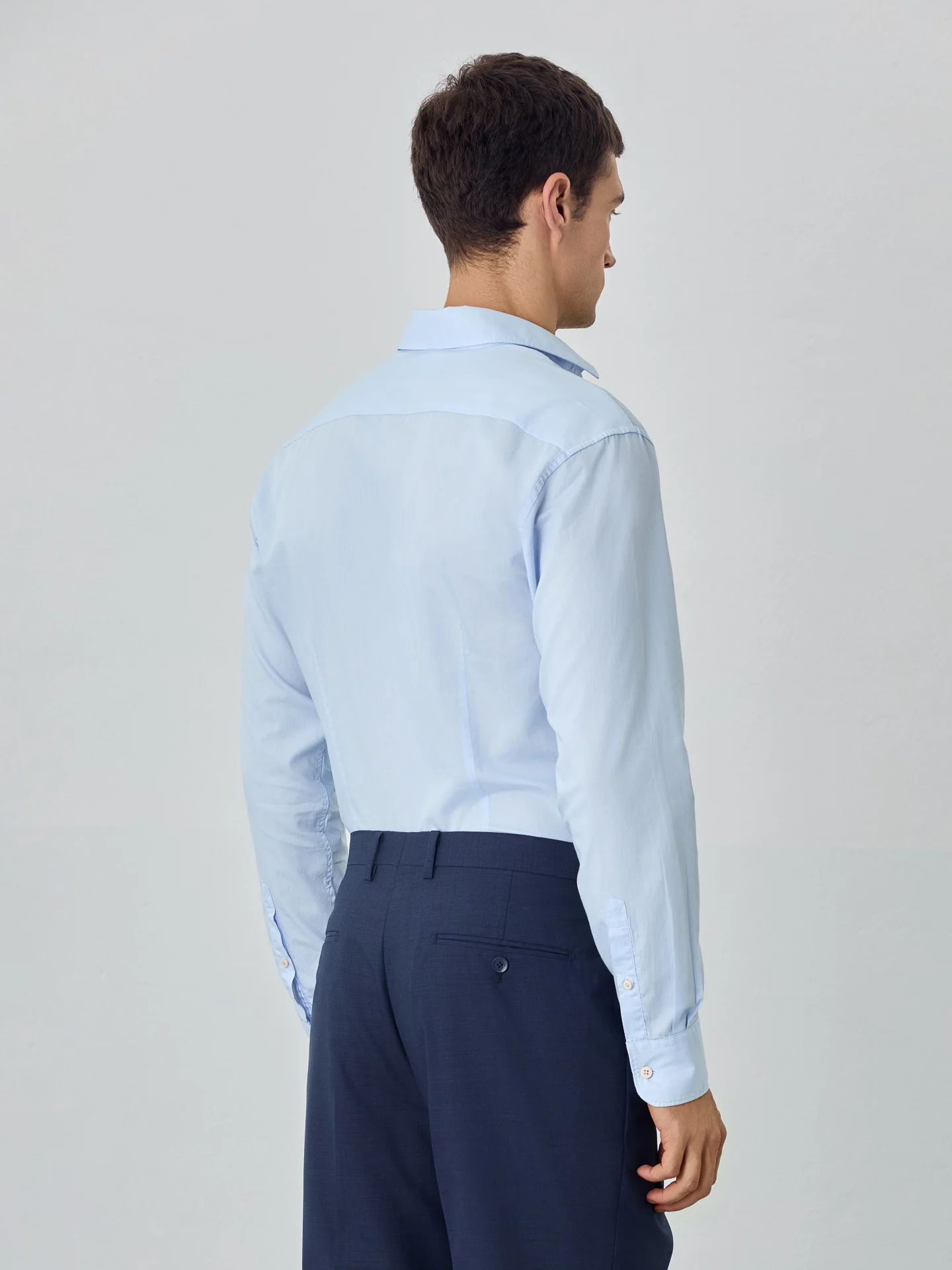 Camisa slim fit em cetim suave de riscas - Image 4