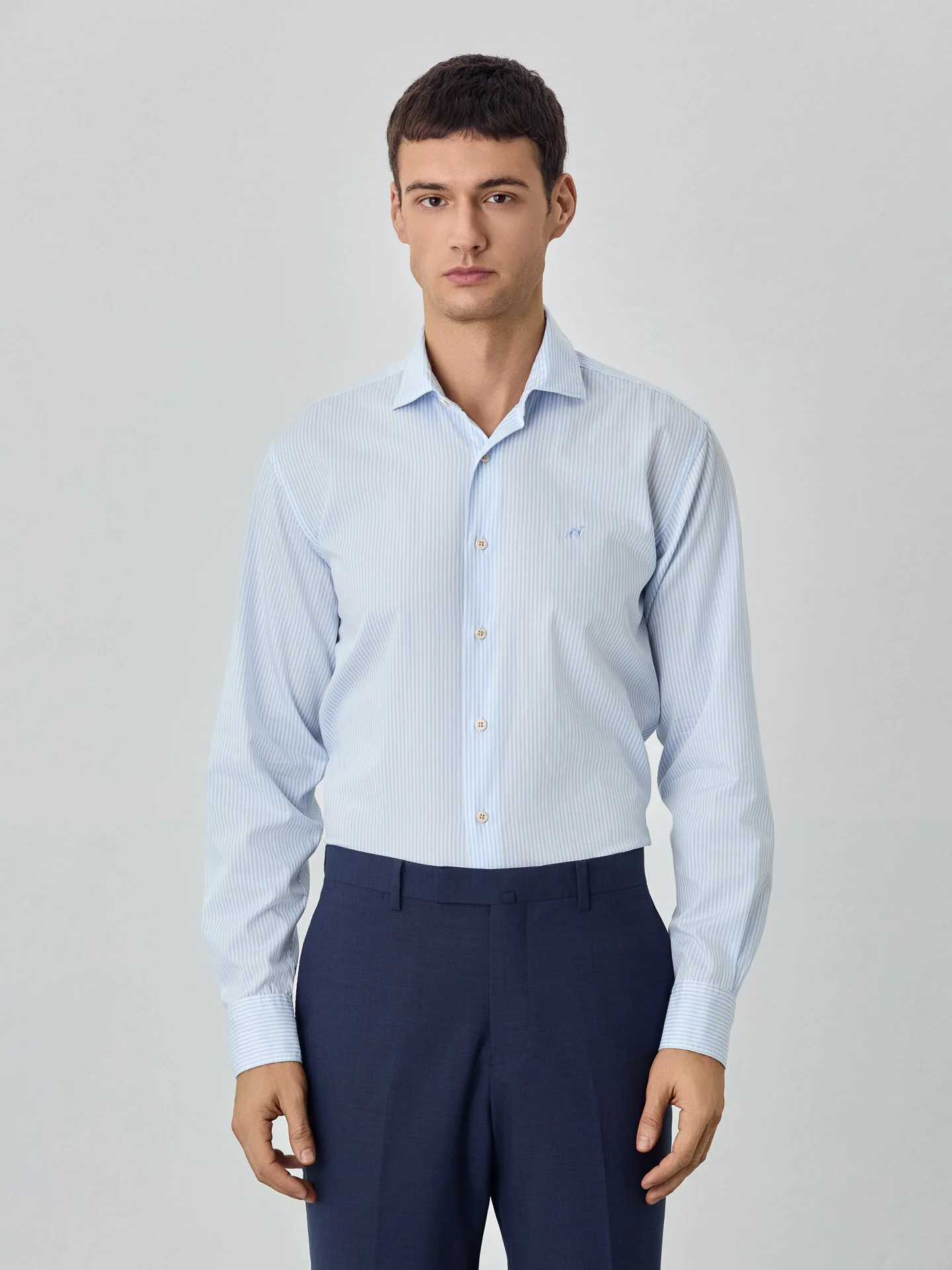 Camisa slim fit em cetim suave de riscas