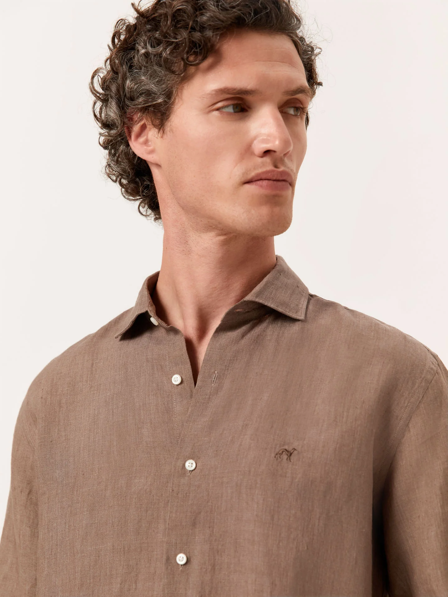 Camisa slim fit em linho liso com colarinho aberto