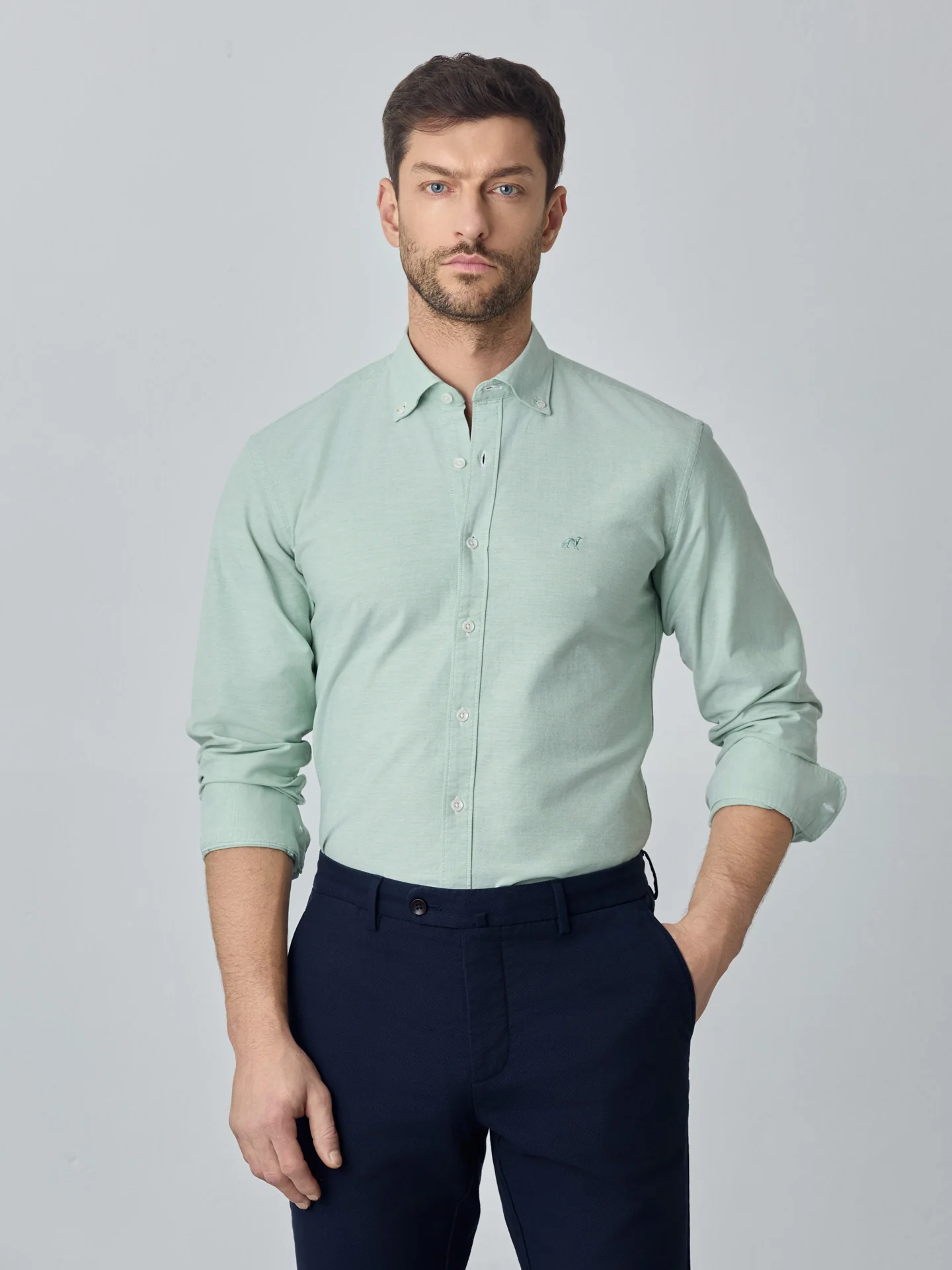 Camisa slim fit em oxford liso 100% algodão BCI - Image 10