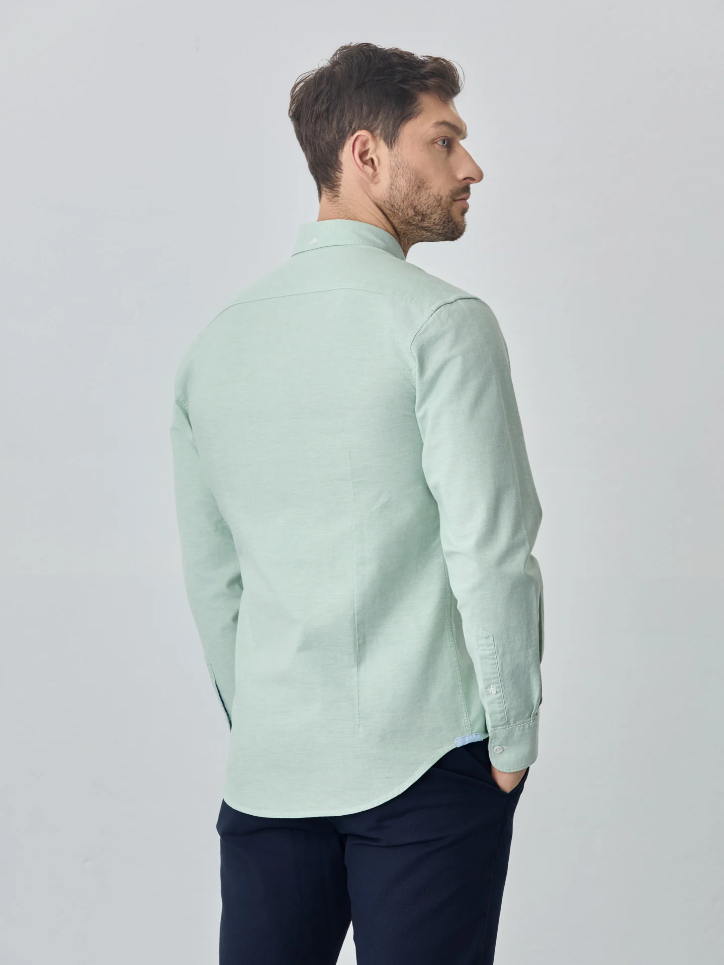 Camisa slim fit em oxford liso 100% algodão BCI - Image 11