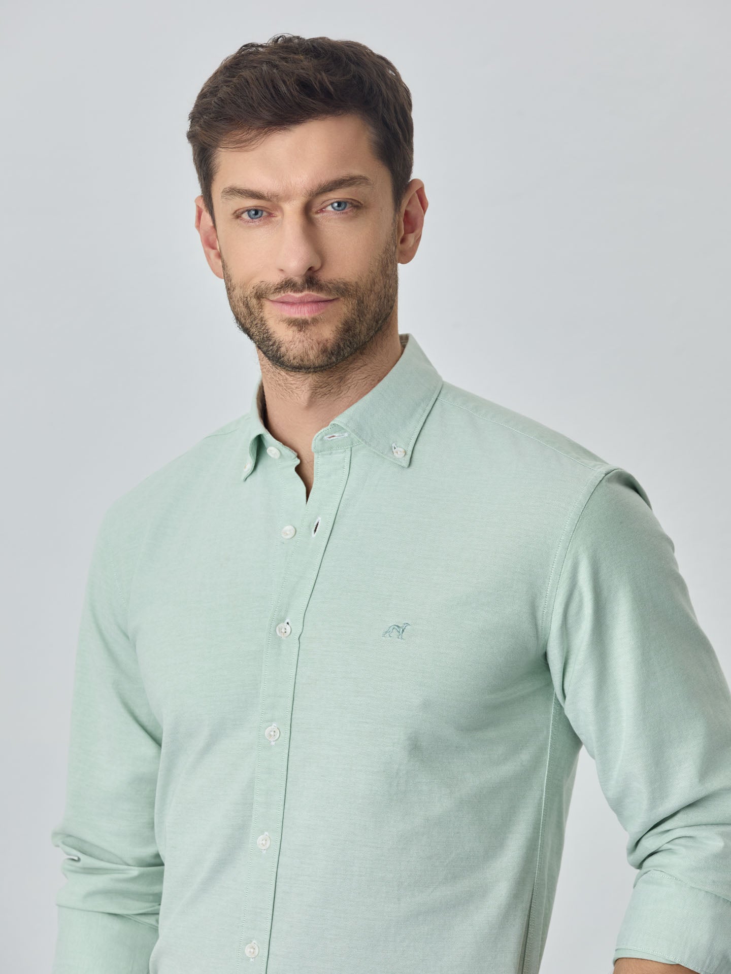 Camisa slim fit em oxford liso 100% algodão BCI - Image 12