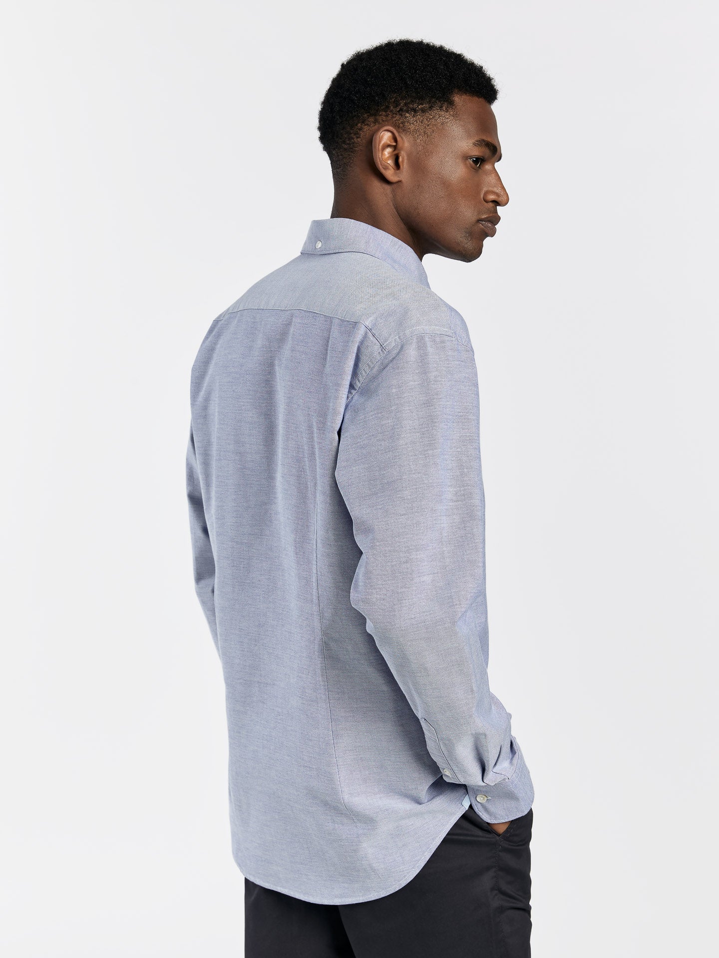 Camisa slim fit em oxford liso 100% algodão BCI - Image 9