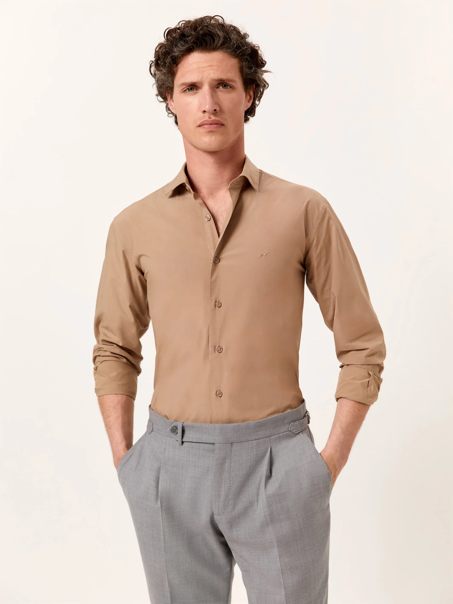 Camisa slim fit em popeline Overdye com colarinho aberto