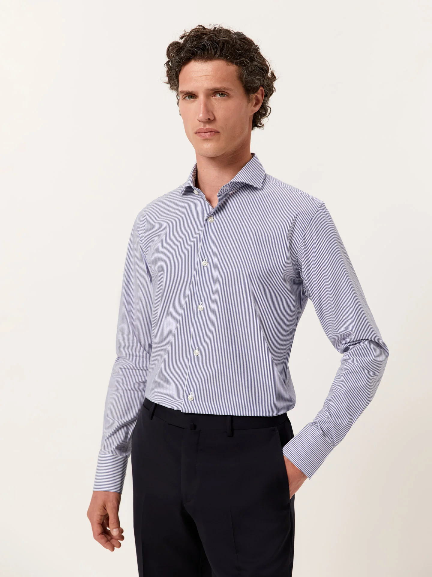 Camisa slim fit Performance de riscas com colarinho Dublin