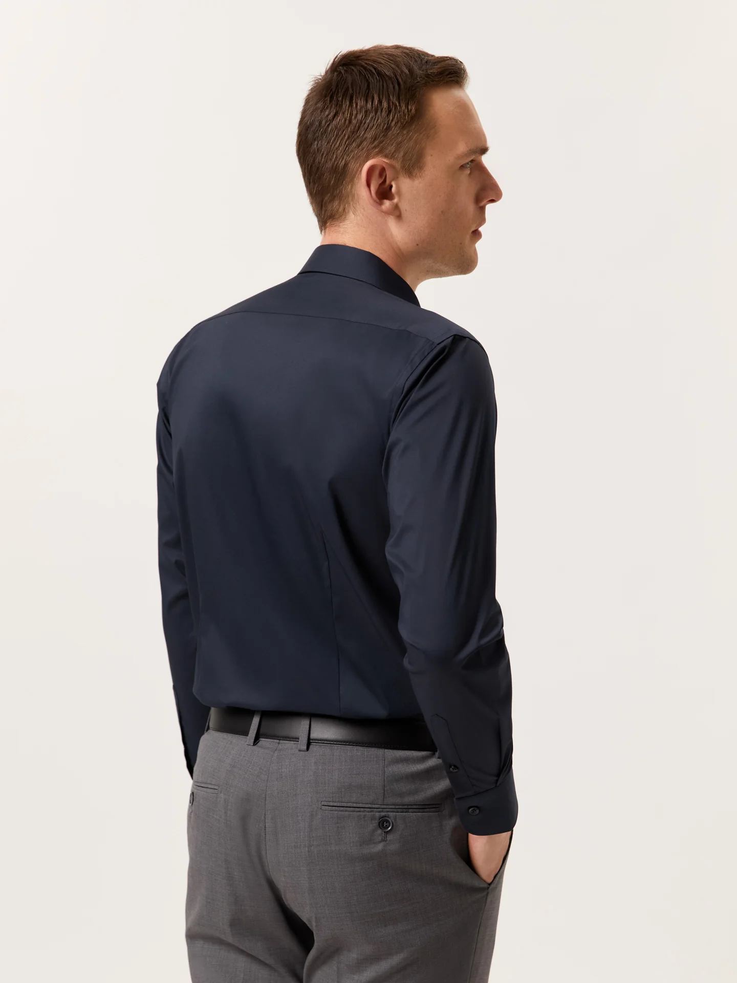 Camisa slim fit Performance em popeline com colarinho de Dublin - Image 12