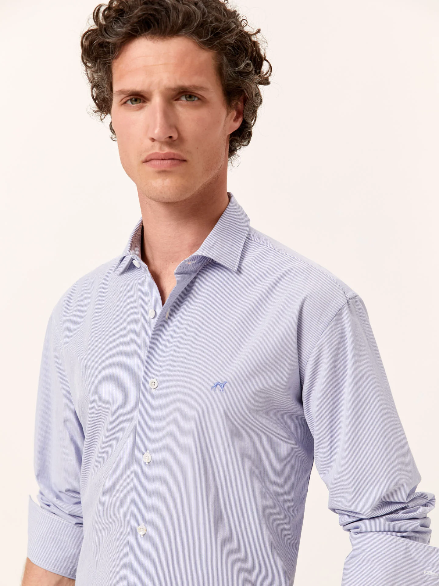 Camisa slim fit seersucker de riscas em algodão e elastano com colarinho aberto