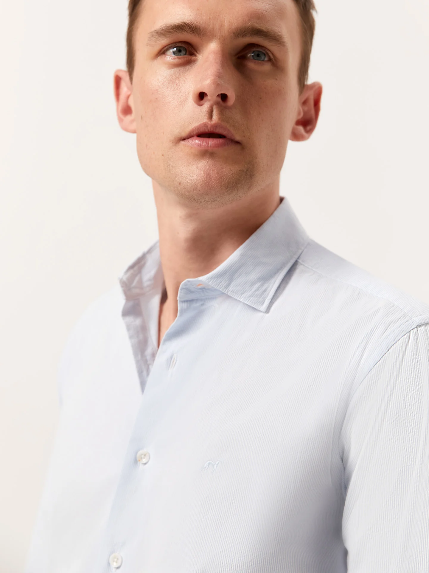 Camisa slim fit seersucker de riscas em algodão e elastano com colarinho aberto