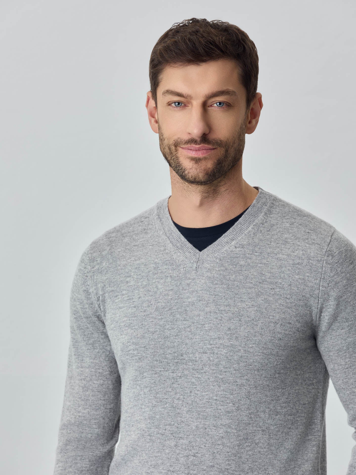 Camisola de decote em v de manga comprida lavável na máquina em mistura de lambswool - Image 11
