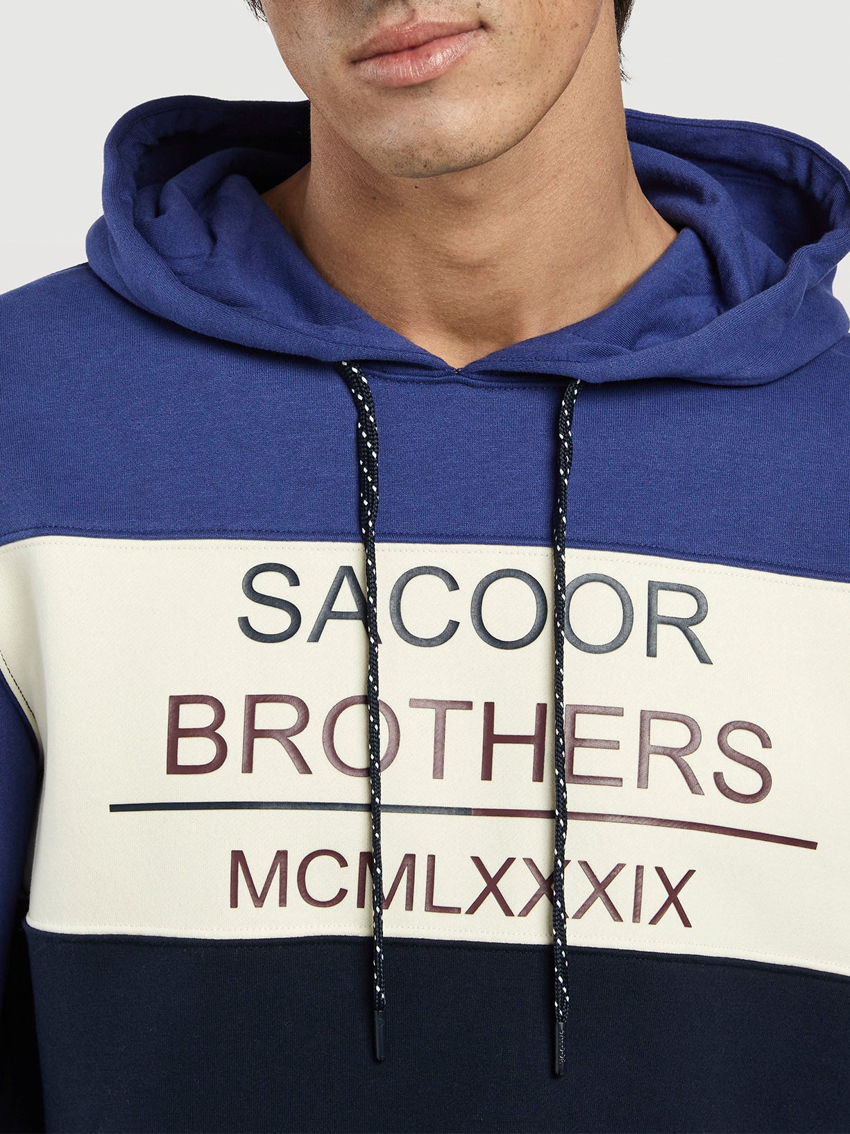 Hoodie com branding da coleção Gen Z