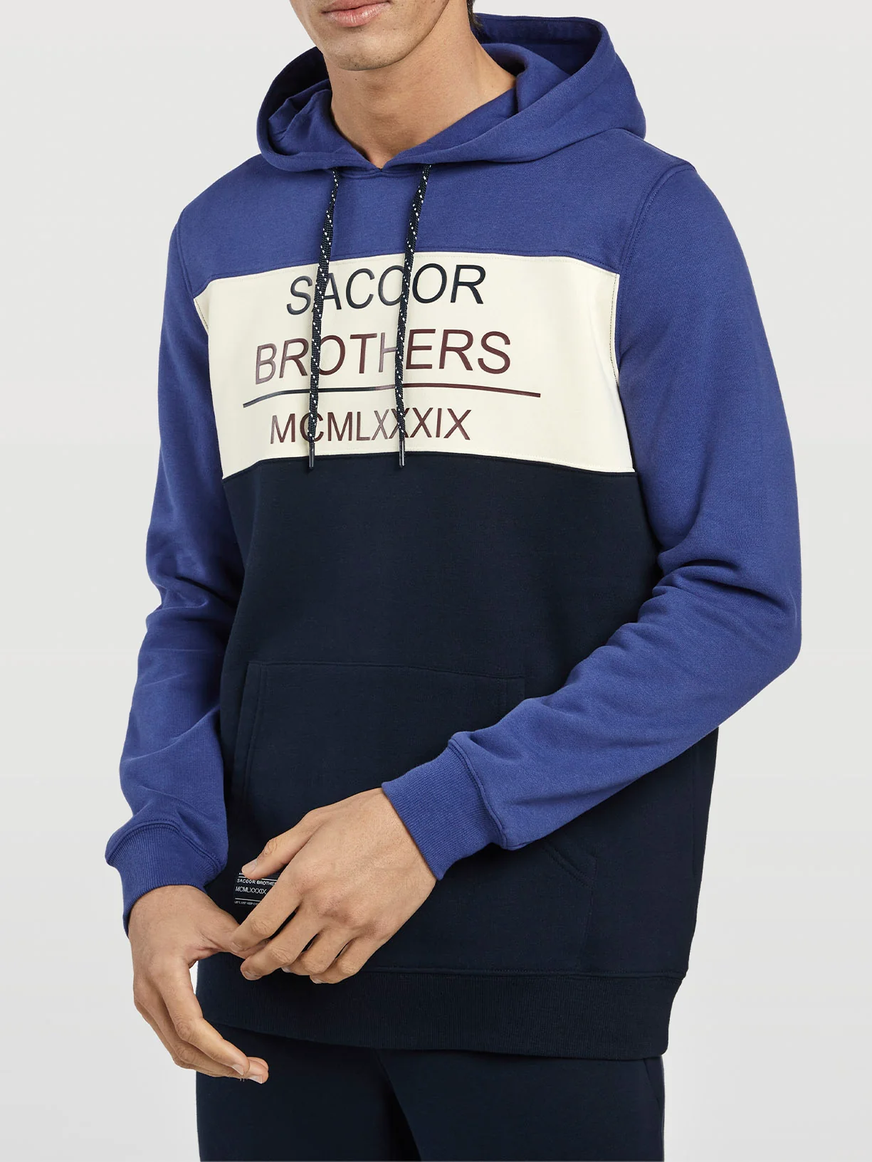 Hoodie com branding da coleção Gen Z - Image 2