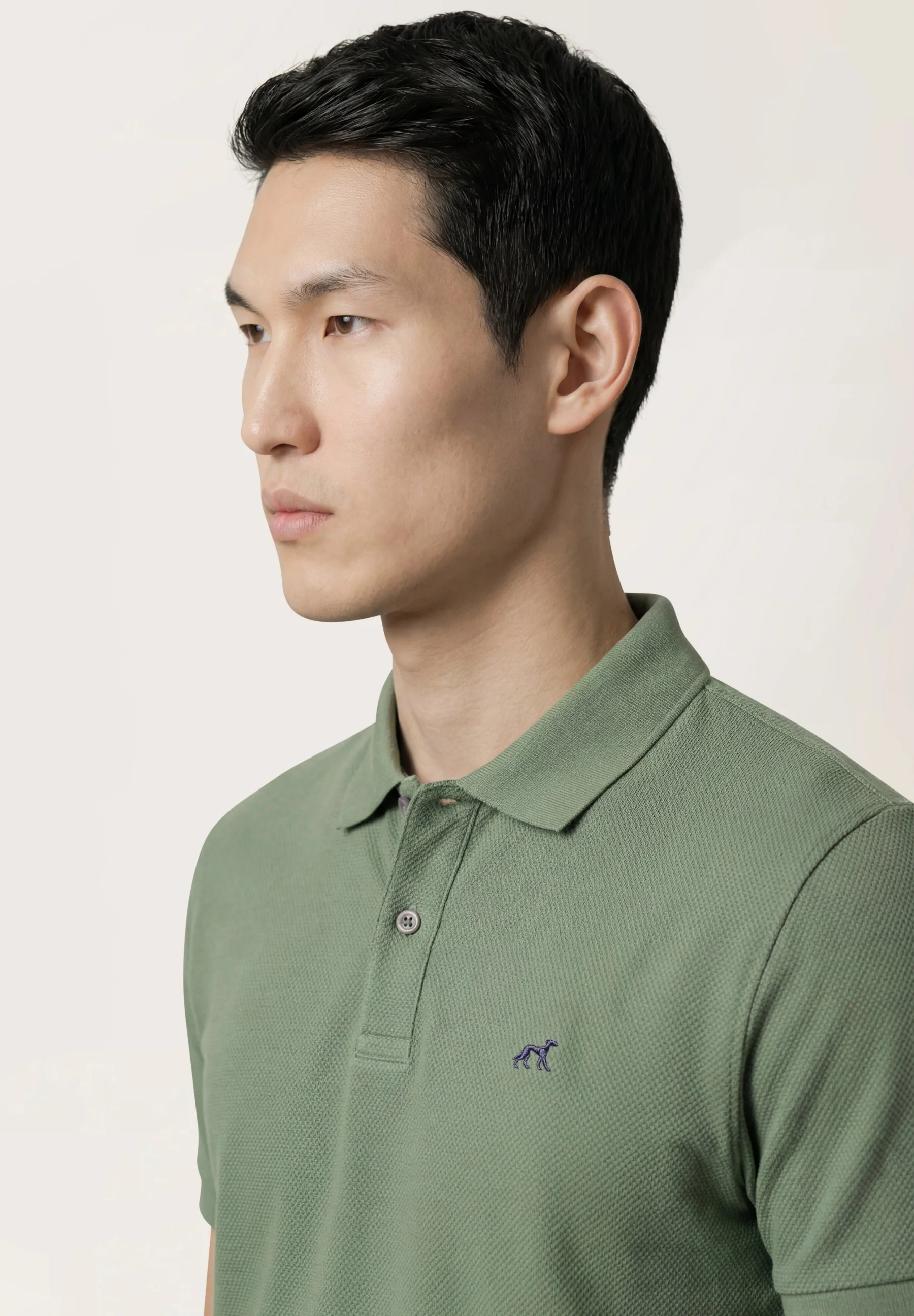 Polo Regular Fit Em Piqué Stretch Com Detalhes Contrastantes E Print Na Parte Inferior Da Gola - Image 12